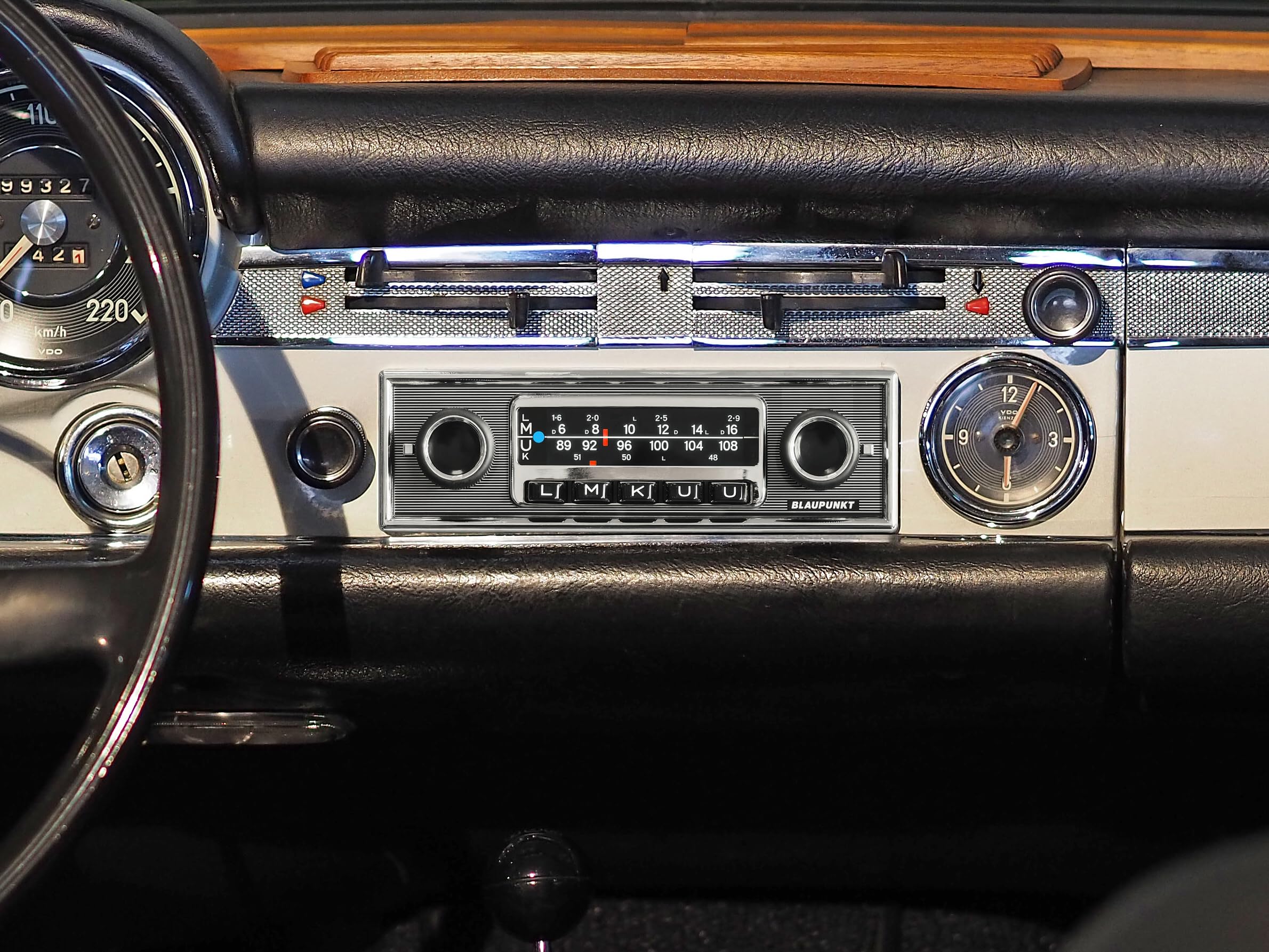 Blaupunkt Frankfurt Stereo MB, 1-DIN Autoradio, Oldtimer-Design mit Nadelstreifenfront und Chromrahmen, DAB+, Bluetooth, USB, Aux-Eingang, Lenkradfernbedienung, Sub-Out, 4x50Watt, 12v