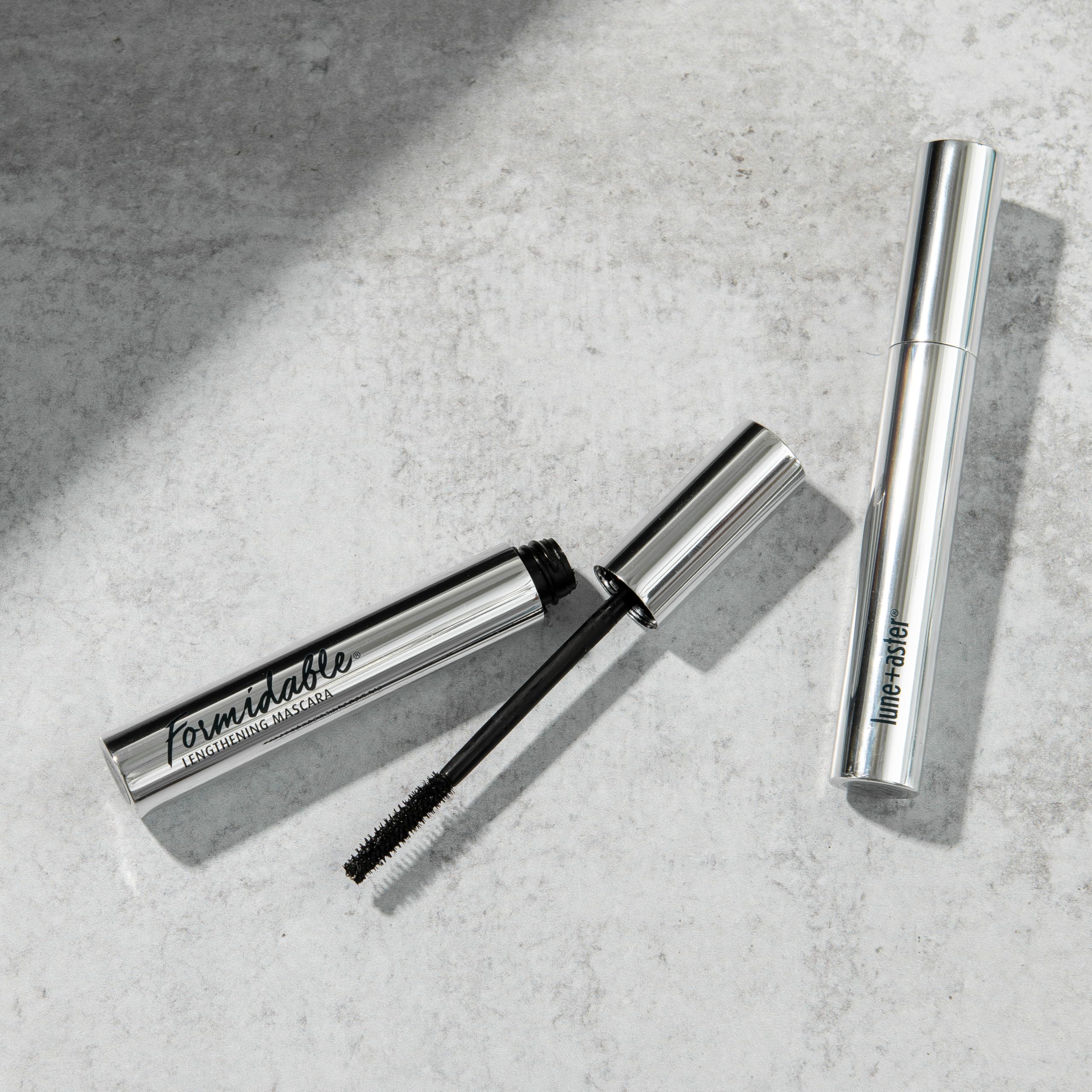 Lune+Aster Mascara allungante formidabile: maschera a lunga durata intensamente nera, solleva, allunga e aggiunge dimensione istantaneamente
