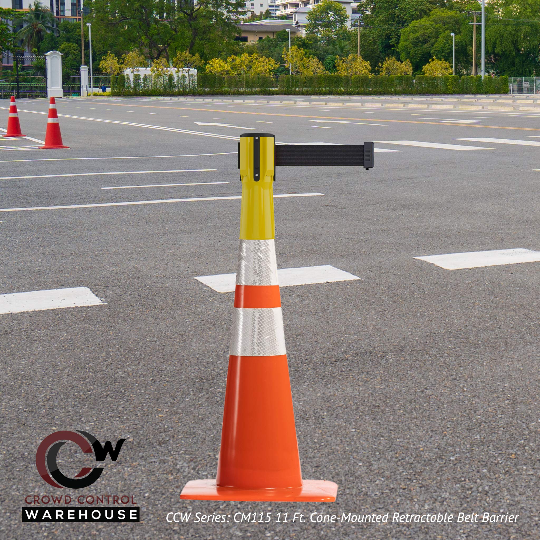 Trafford Industrial Caja amarilla de barrera retráctil montada en cono de 11 pies con cinturón diagonal rojo y blanco