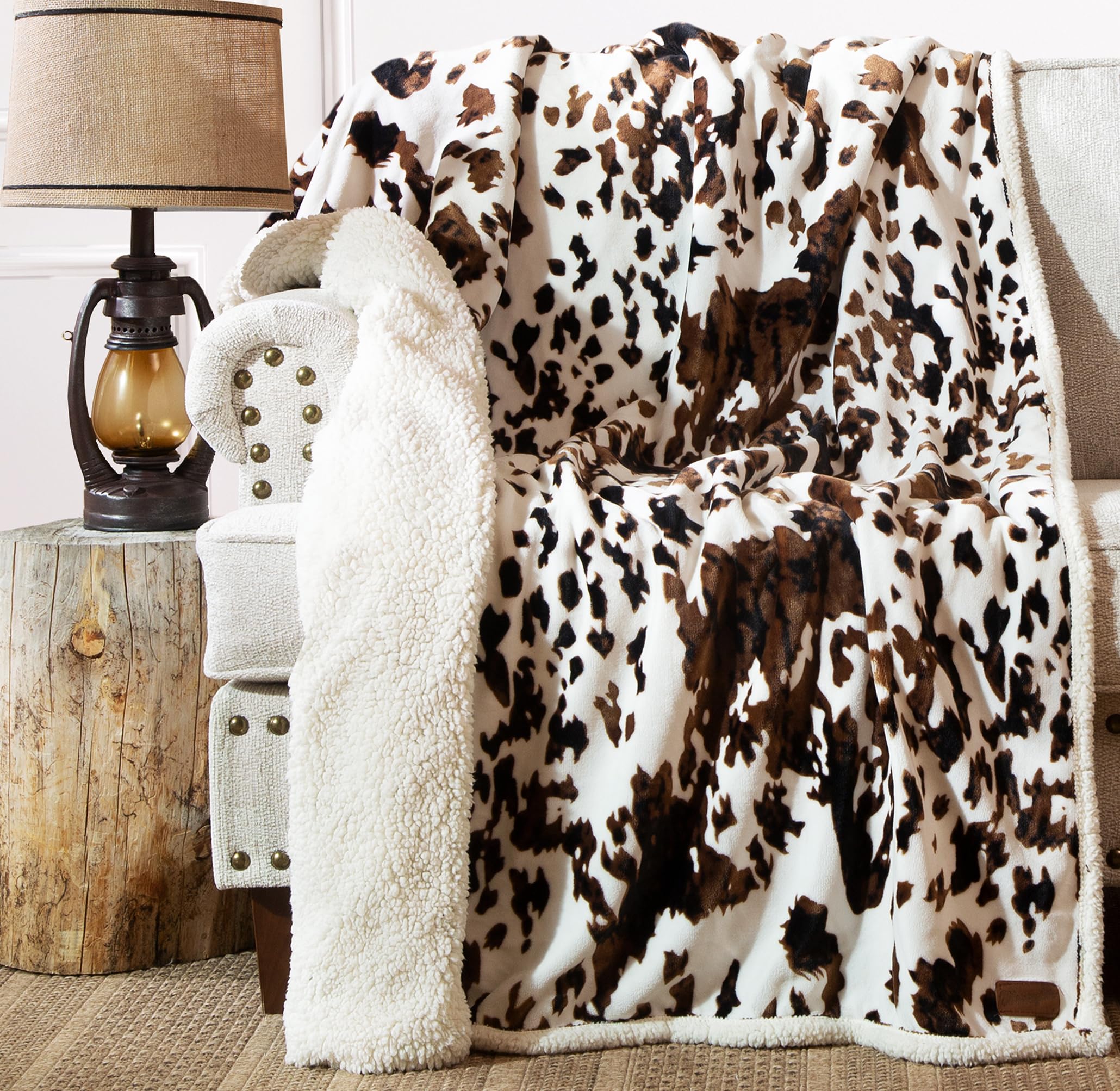 Carstens, INC. Wrangler – Couverture Sherpa Extra pelucheuse en Cuir de Vache Noir et Marron, Taille L 137,2 x 172,7 cm
