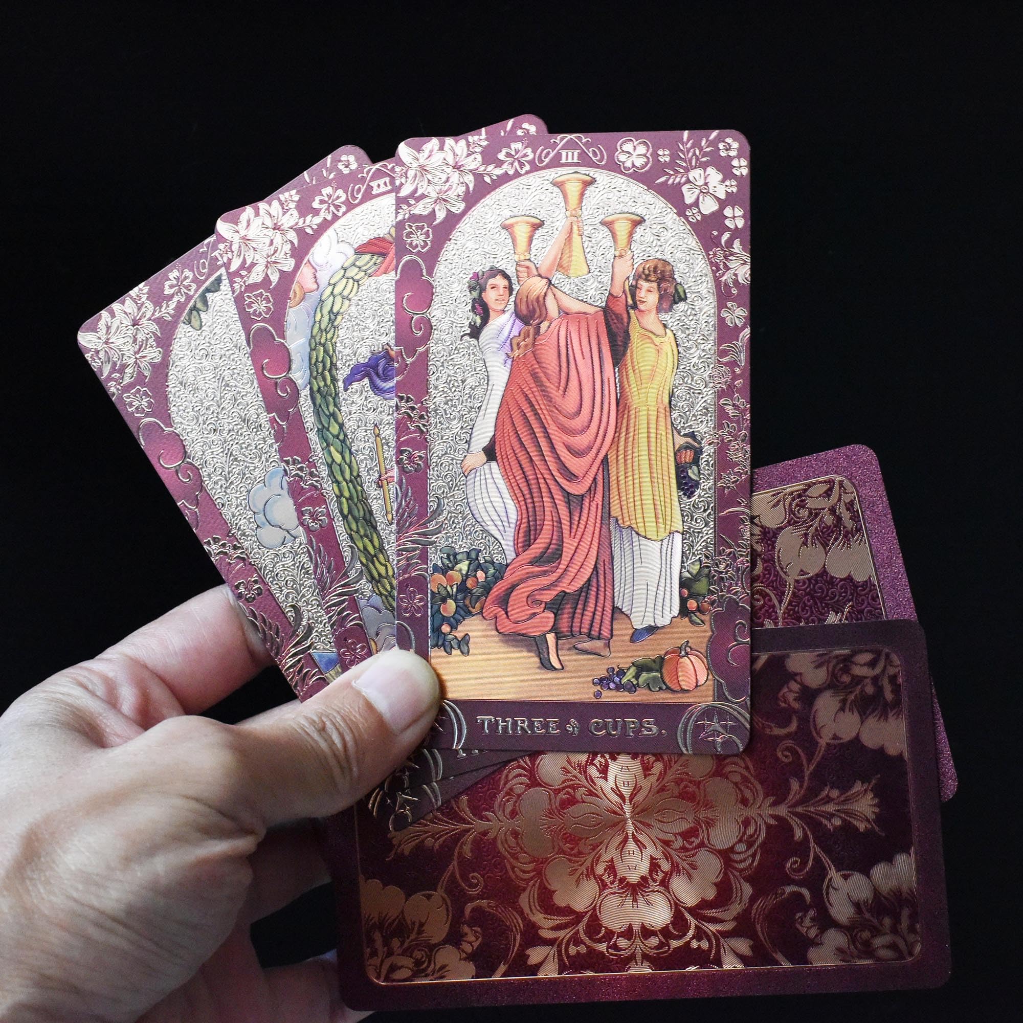YIMINGOUFEI Baraja de Tarot de Papel de Aluminio Rojo Vino Inglés, 78 Cartas + 2 Tarjetas de Colección, con 36 Páginas de Guía de Color Inglés, Impresión Holográfica Esmerilada de PVC — view 3