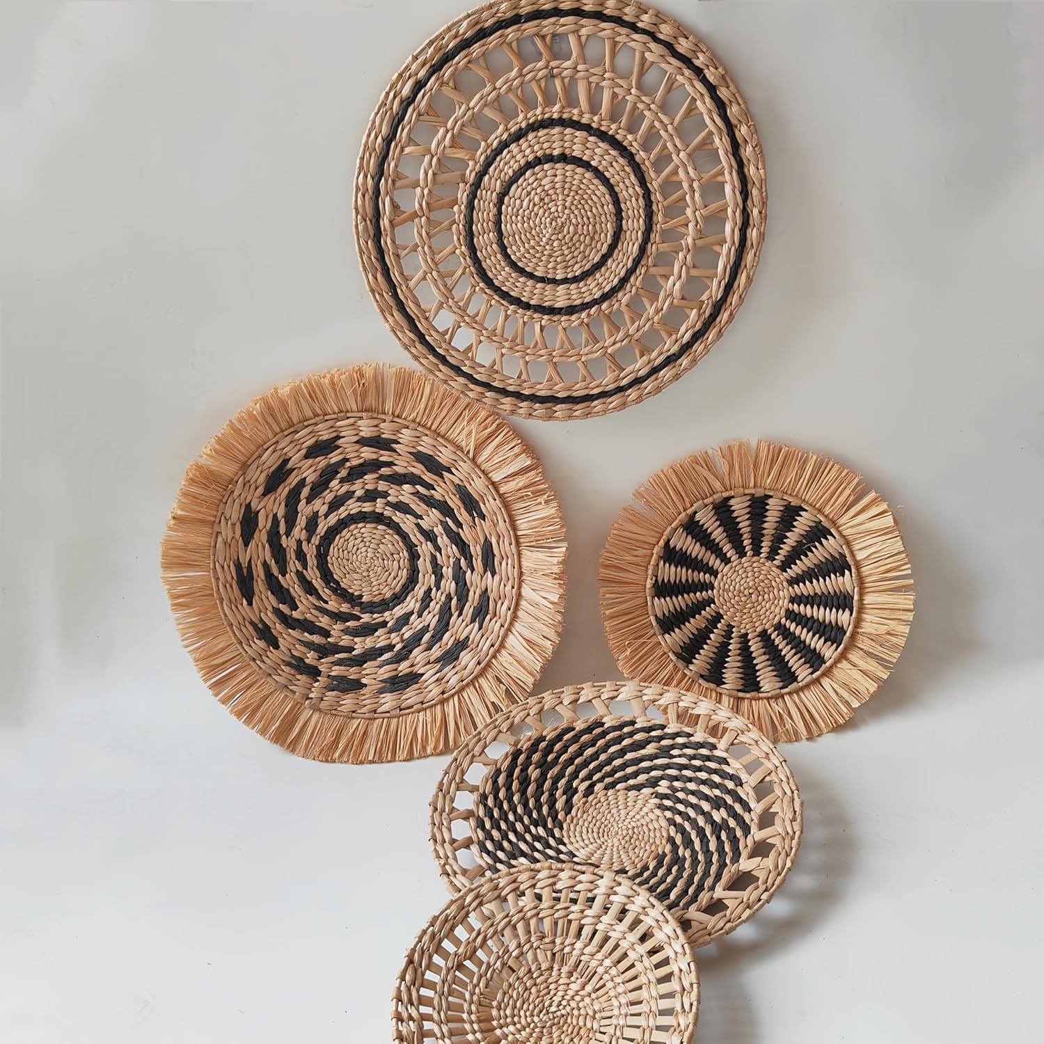 5個セット 手編みデコレーションウォールバスケット、吊り下げ用、ラウンド形状とオープンワークパターンのボヘミアン風デザイン、様々なシ