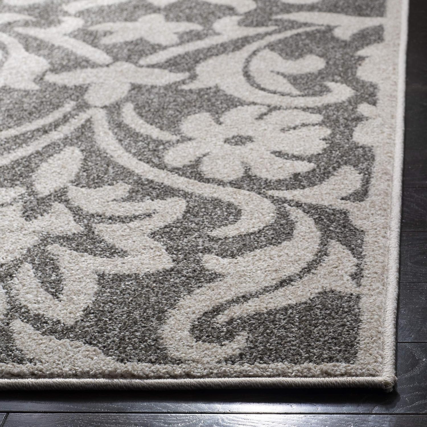 SAFAVIEH Amherst Collection Accent Rug - 2'6" x 4', Dark Grey & Beige, Floral Design, Non-Shedding & Easy Care, Ideal for High Traffic Areas in Entryway, Living Room, Bedroom (AMT424R)