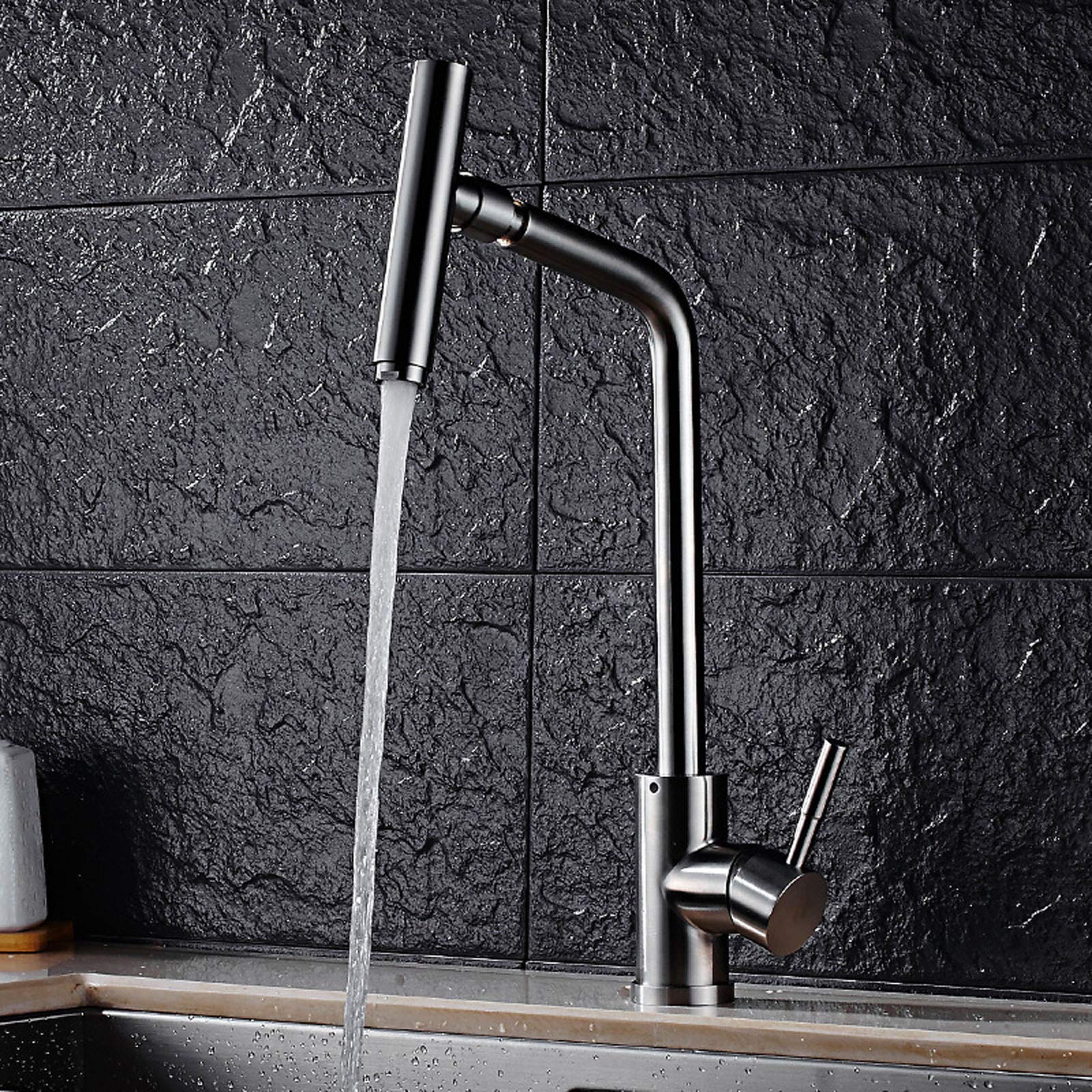 Mitigeur de cuisine en inox pour un usage fluide du lavabo à la salle de bain