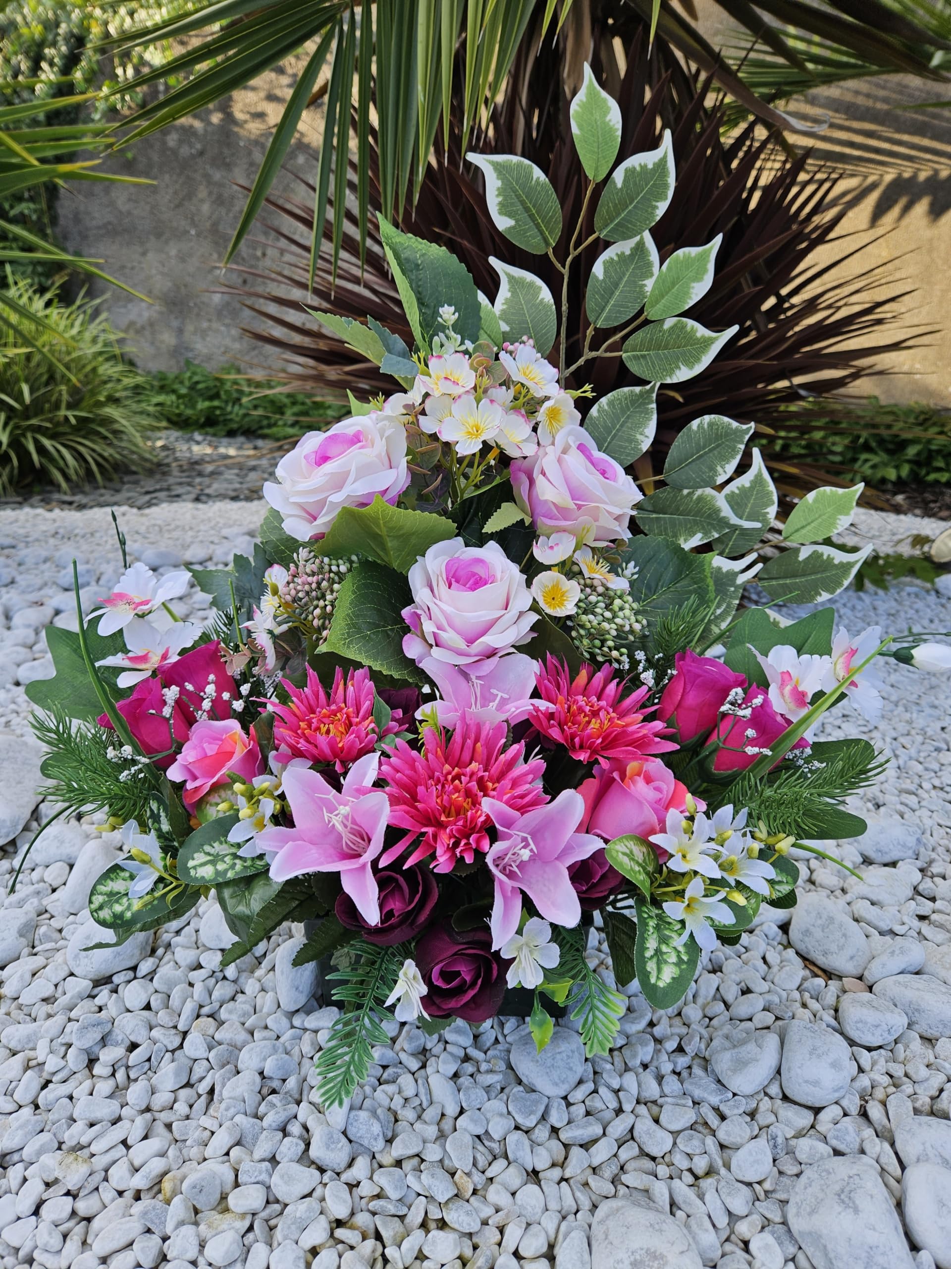 Composition de Fleurs Artificielles en Cône Lesté Ciment pour Une Parfaite Tenue à L extérieur. Réalisé par nos Soins Fleurs de Qualité.