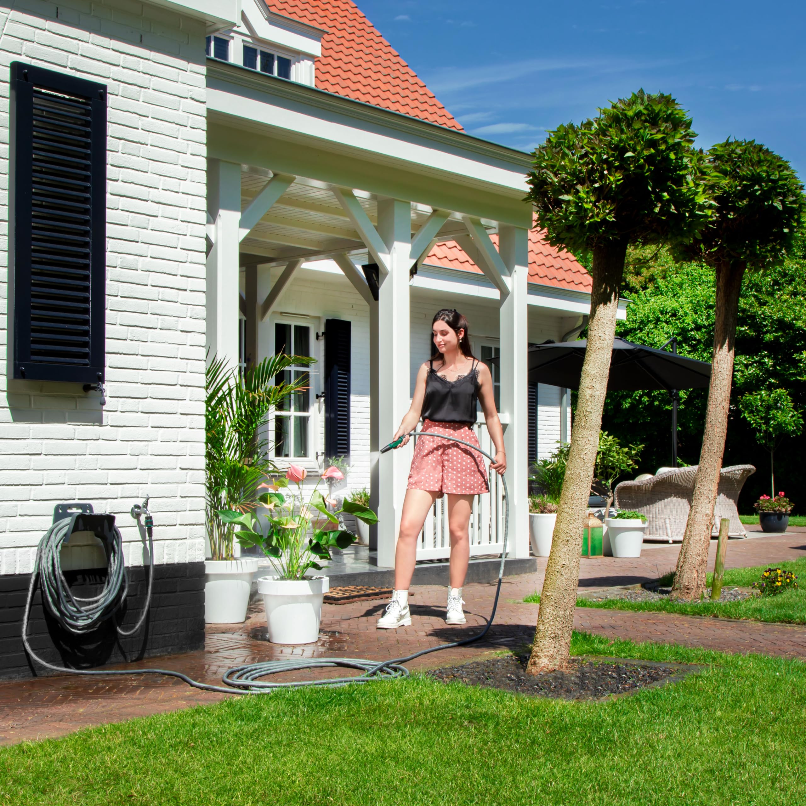 VONROC Tuyau d’Arrosage Flexible 30m – Tuyau d'Arrosage + Support Mural, Buse Réglable et Raccords de Tuyau Avec & Sans Arrêt d'Eau - Tuyau d'Arrosage Extensible Compact, Léger & Jet Puissant