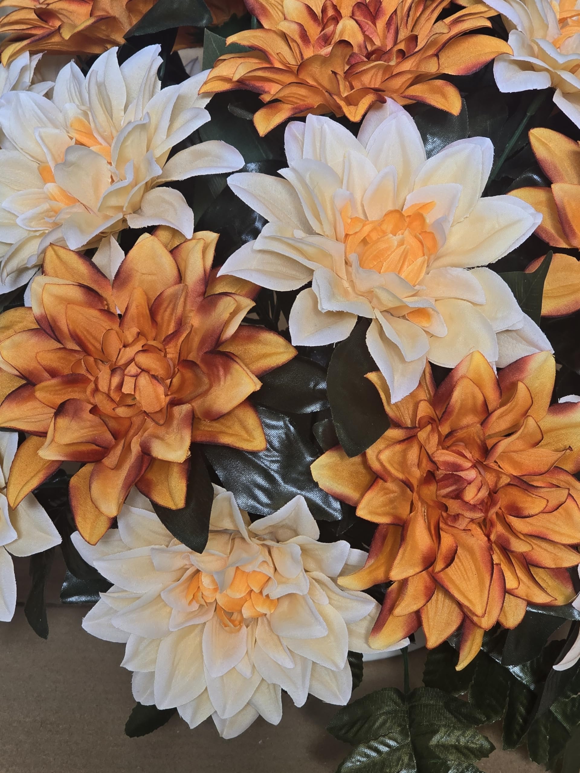 Centro de Flores Artificiales Cementerio, Iglesia Bodas sepulturas Malva y Blanco con dalias Naranjas y Amarillas Redondo 50x50x36 cm