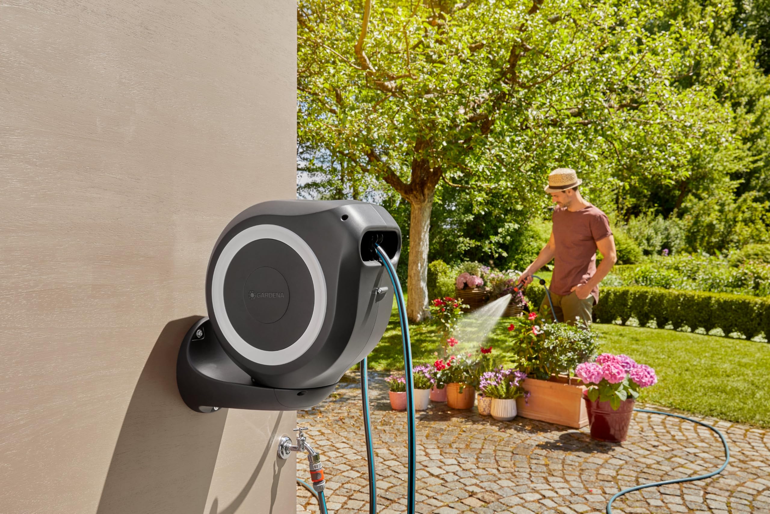 Gardena Carrete de manguera para pared RollUp M de 20 m: riego flexible jardines medianos, tambor giratorio, soporte de pared, piezas de sistema y aspersor, incluye Gardena manguera 20 m (18612-60)