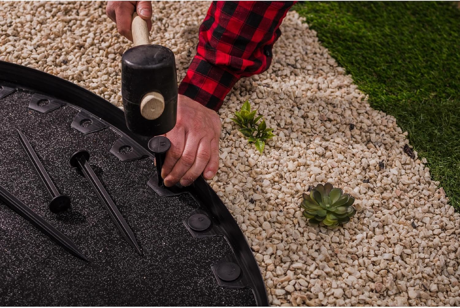 Lawn Edging 6cm high - 33ft long Light Brown Flexible Garden Edging Border with Easy Dig Installation & Reinforced Plastic Pegs, Ideal for Flowerbeds, Lawn, Grass, Pavement - Easy to Cut