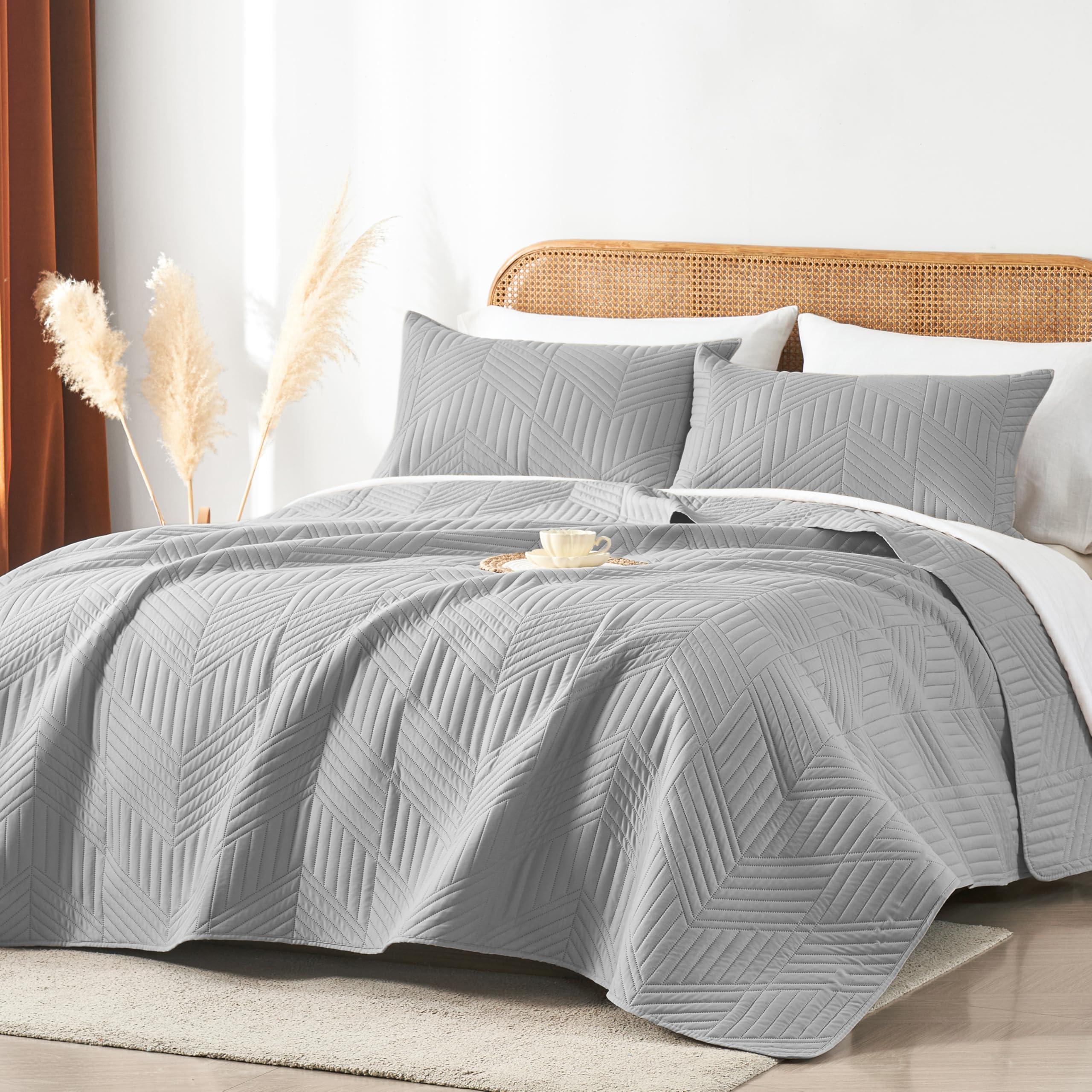 Davulos King Quilt Bedding Set,Light Grey Ultrasonic King/Cal King Quilt Set Reversible Microfiber Bedspread,Lightweight Soft Modern Geometric Coverlet Set for All Seasons(1 Quilt,2 Pillow Shams)