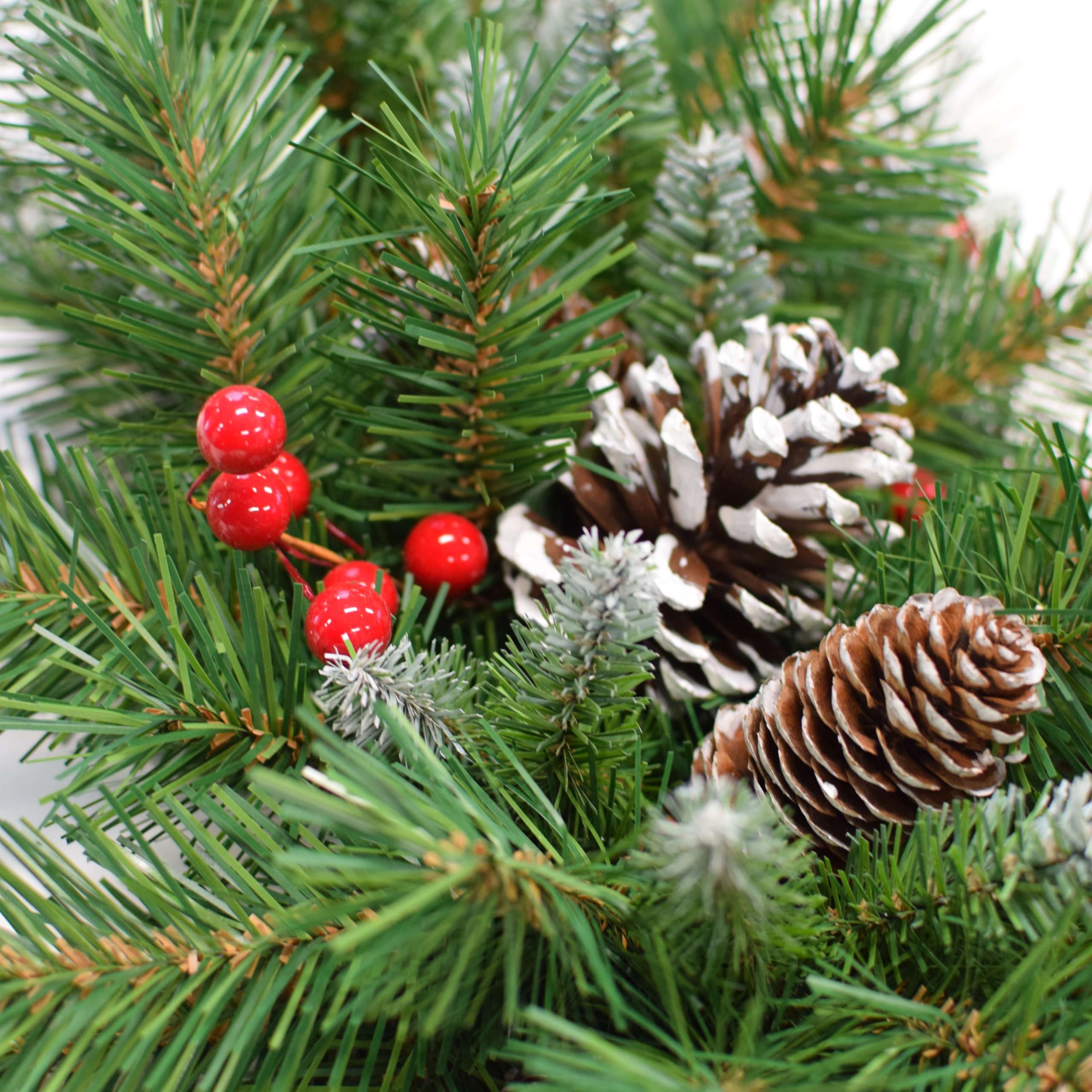 artplants.de Künstlicher Tannenkranz Marlies, Zapfen und Beeren, beschneit, Ø 55cm, schwer entflammbar, wetterfest - Kunst Weihnachtskranz