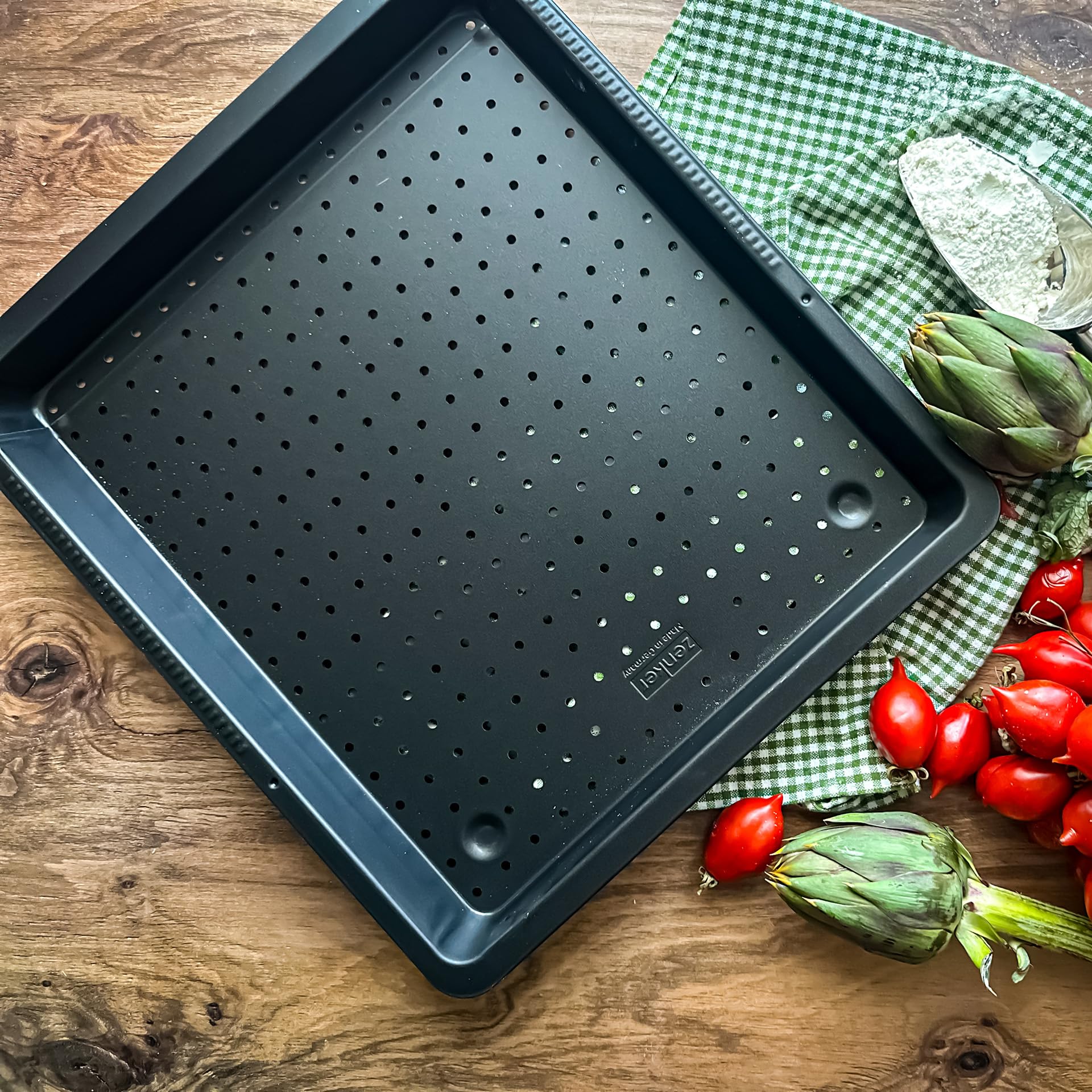 Zenker Piastra Forata Estensibile da 37 a 52 cm, con sistema di bloccaggio automatico, bordo XXL da 3 cm In acciaio Carbon Steel rivestito in antiaderente Teflon Classic Linea Black Metallic