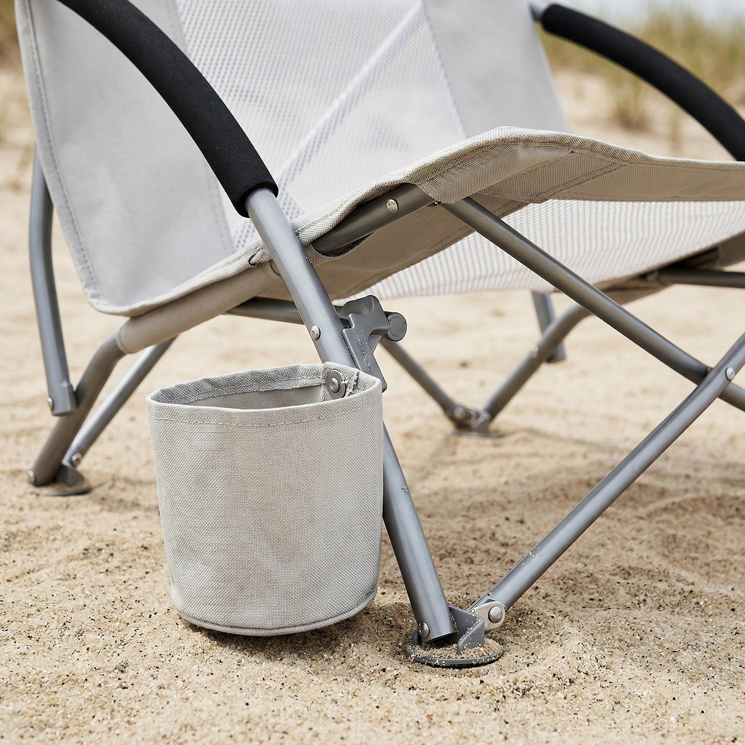 Fauteuil de Plage Pliant Relaxdays, Housse, Porte-gobelet, 135 kg, Mesh, léger, Polyester, métal, Gris