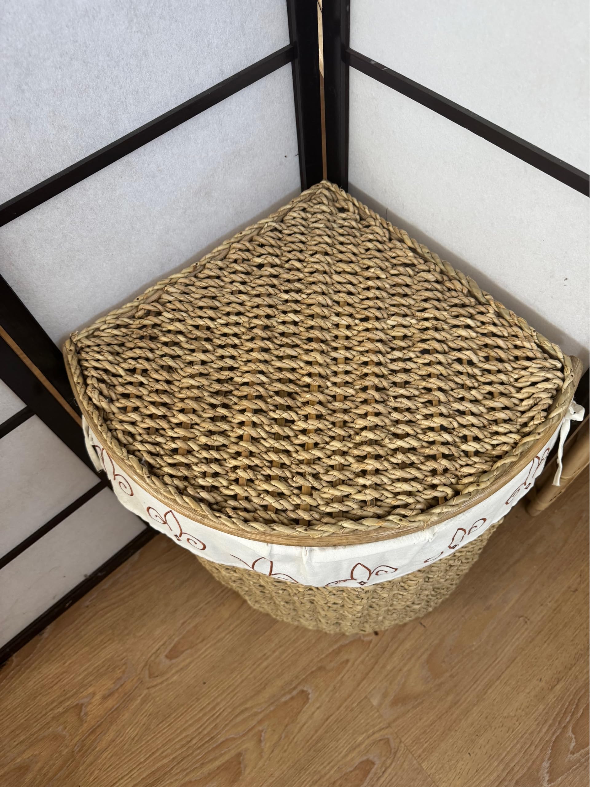 Portabiancheria ad Angolo in Fibra Naturale vimini 35x35x55 cm con Coperchio – Cesto Porta Biancheria con Fodera Interna in Cotone Rimovibile