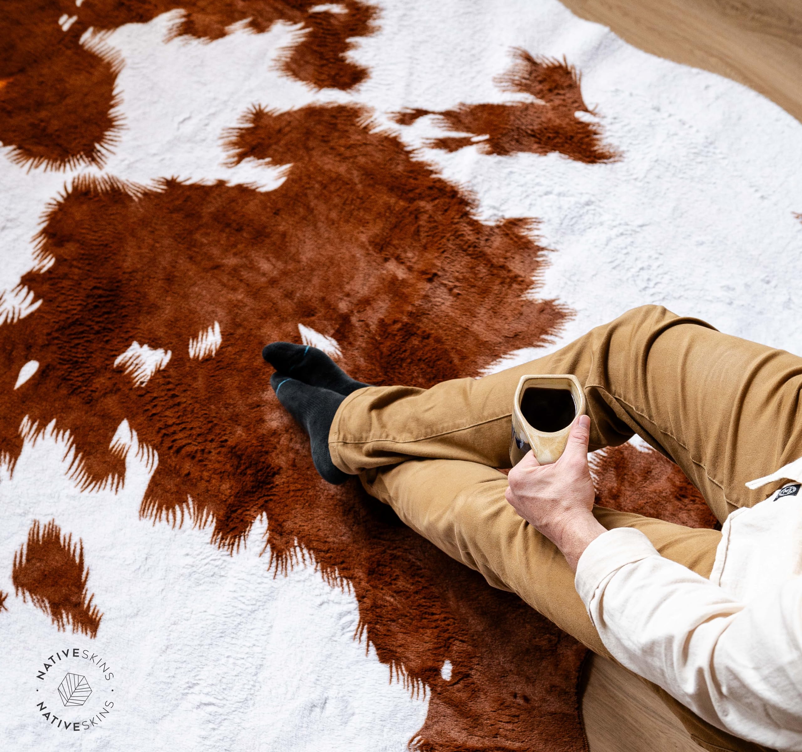 Amazon | NativeSkins フェイク牛革ラグ – ブラウンとホワイト (特大