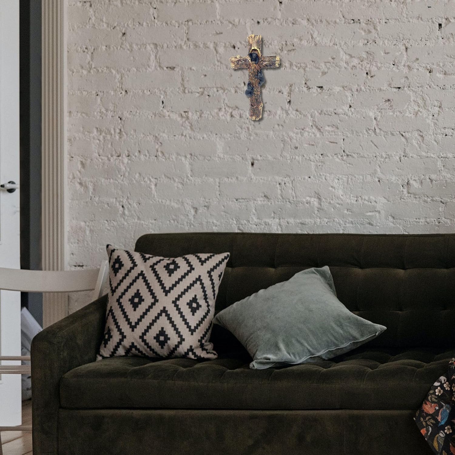 BestGiftEver Rustic Climbing Black Bear Cubs on a Tree Bark Wall Cross - Lodge Cabin Jesus Spiritual Wall Art Home Decor - Ideal Gift for Rustic and Woodland Theme Enthusiasts