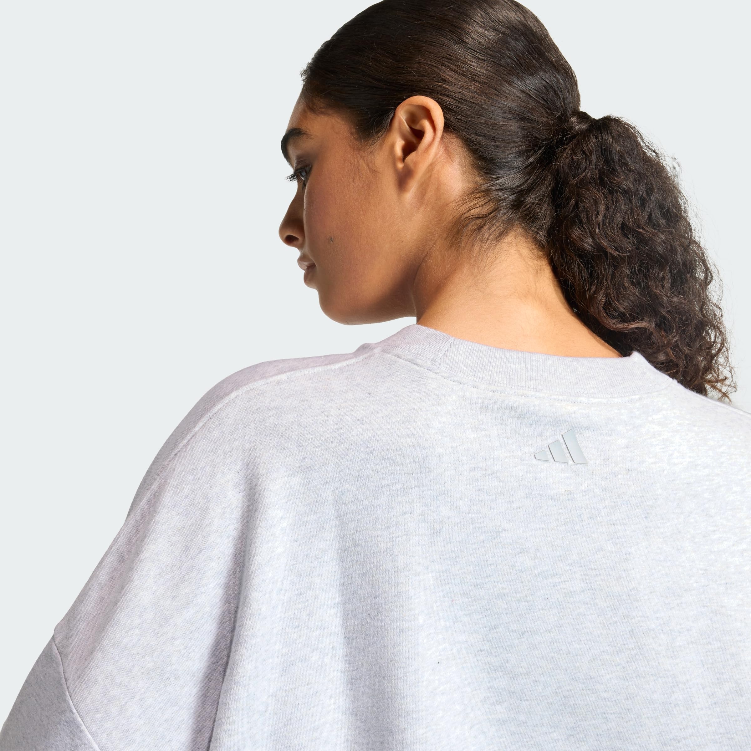 adidas Women's Sudadera básica con diseño Bordado Seasonal Essentials Colorpop