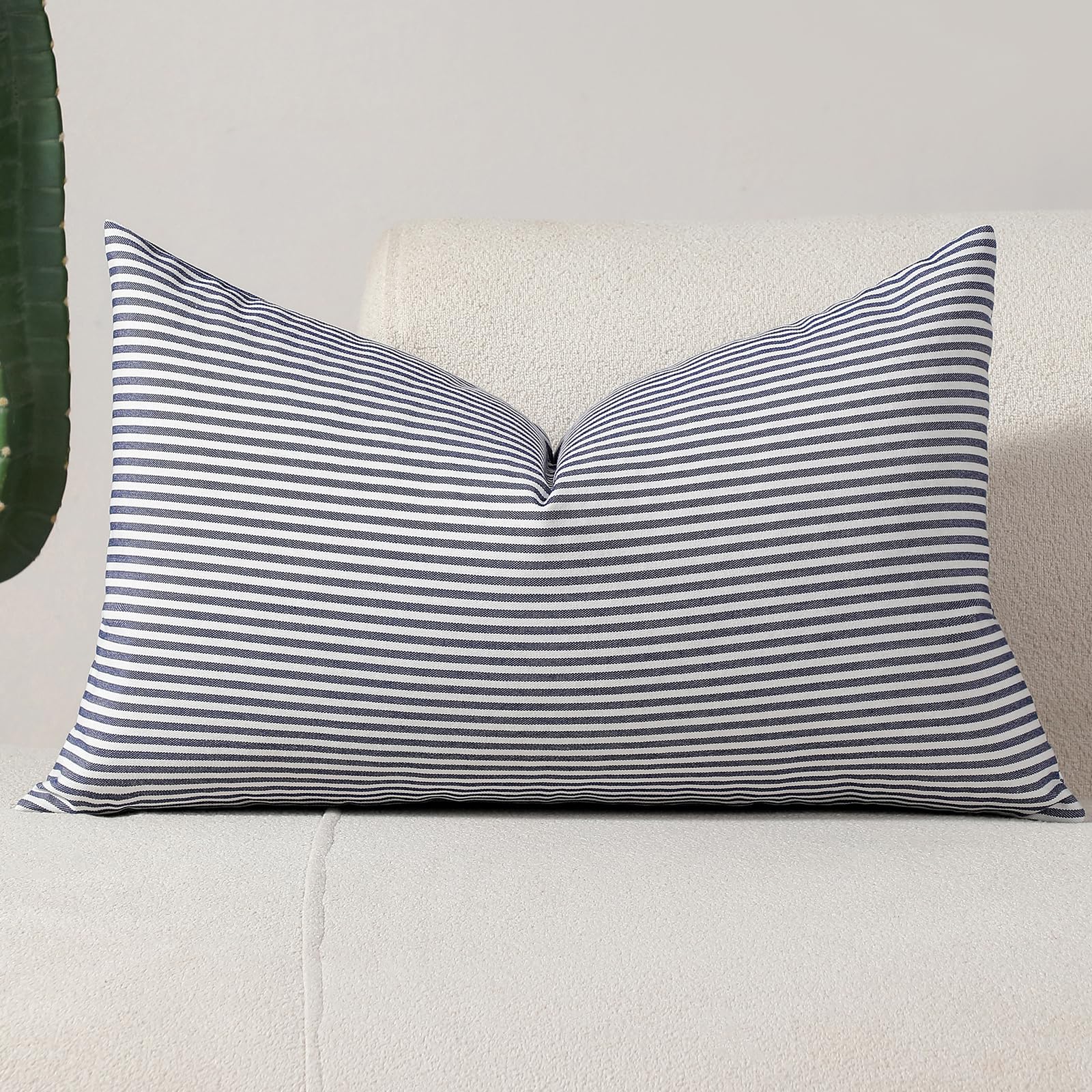 Housse de coussin lombaire bleu marine au motif rayures rustiques chic