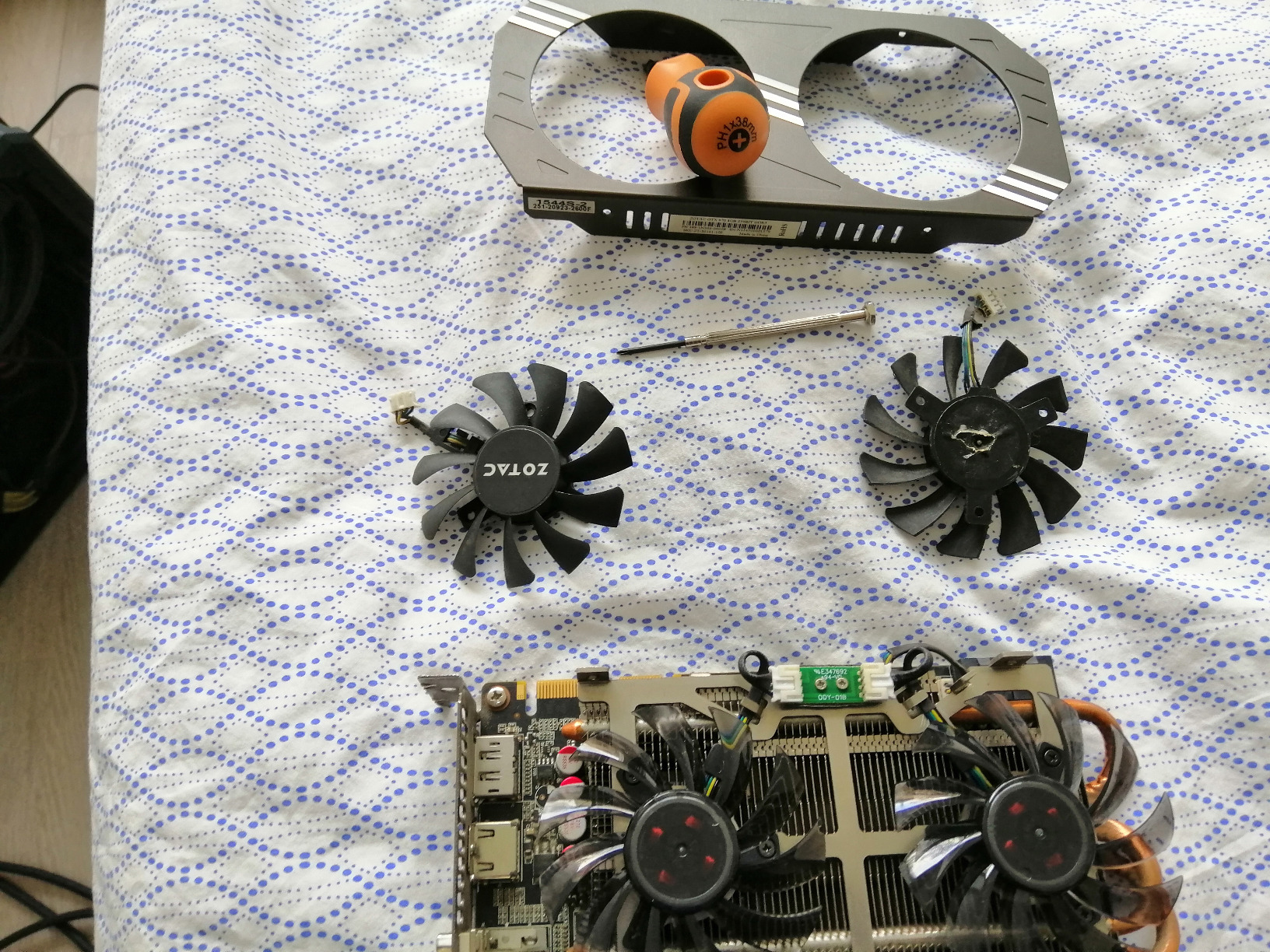 IHaospace Ventilateur De Carte Graphique De Rechange Pour Gigabyte AORUS GTX 1080Ti 11G/AORUS GTX 1080 8G/AORUS GTX 1070 8G Ventilateur De Carte Vidéo (gauche/droite