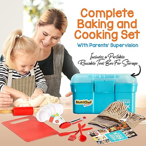 Miniatura 5 de NutriChef Juego de cocina y horneado para niños, juego completo de cocina para niñas y niños, incluye delantal de pequeño chef. Suministros de