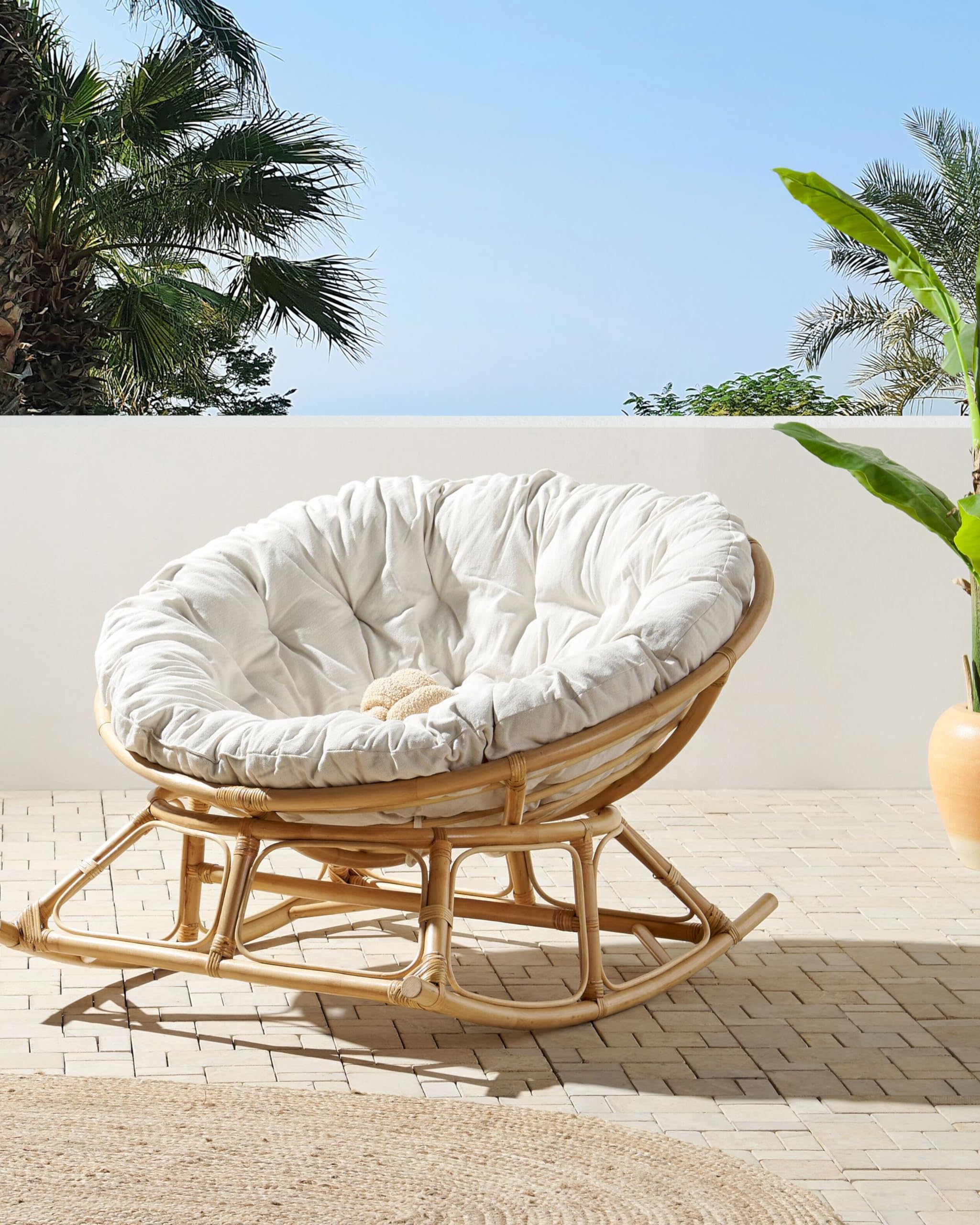 Beliani Fauteuil à Bascule Rond en Rotin Ton Naturel et Beige Clair Empilable Orvieto
