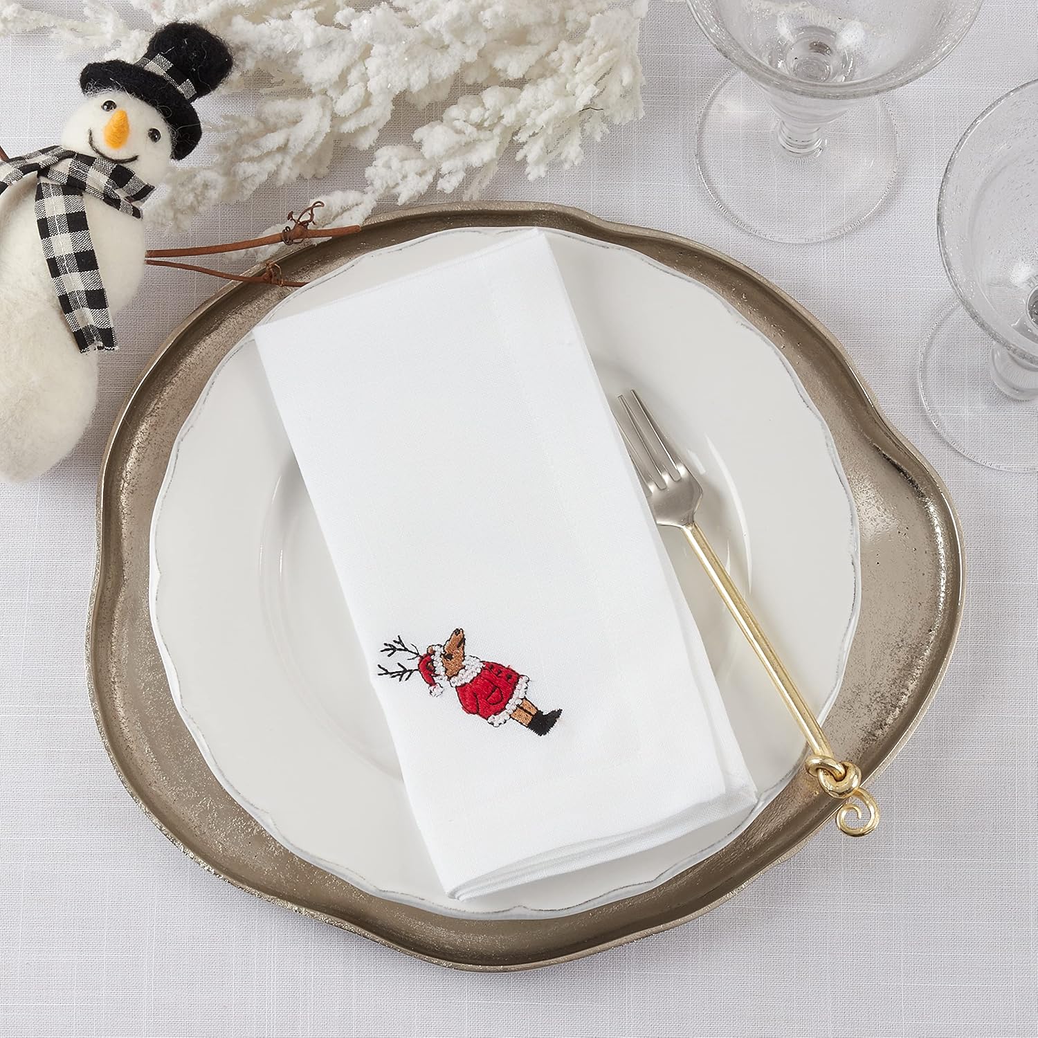 SARO LIFESTYLE Festive Reindeer Embroidered Napkin (Set of 4) – Whimsical Holiday Table Linen for Christmas Dining & Seasonal Entertaining