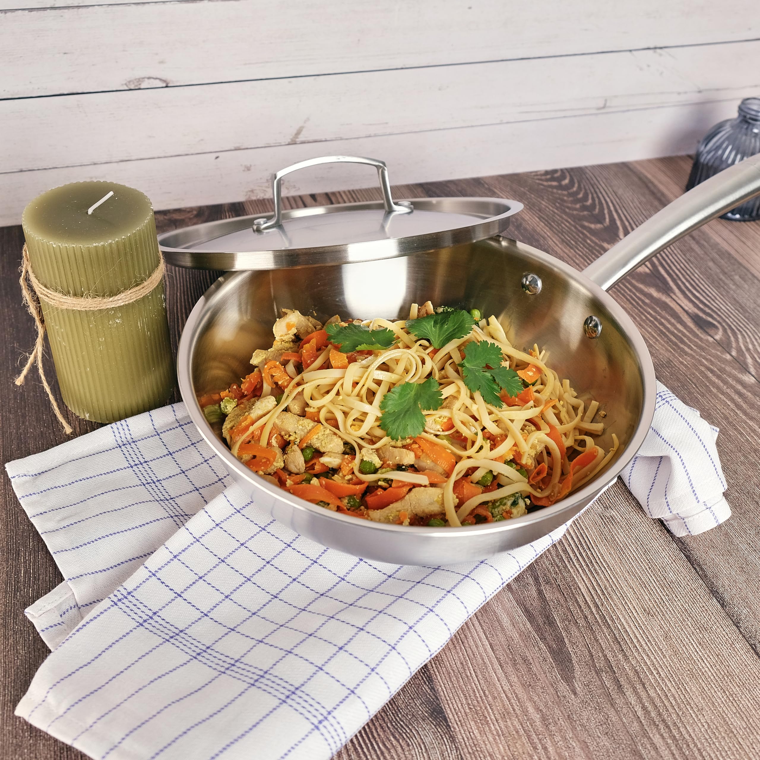 KAMBERG - Wok Ø28 cm en Acier Inoxydable 18/10 Triply - Sans PFAS - Couvercle inclus - Tous feux dont induction et four - 0008281, Gris