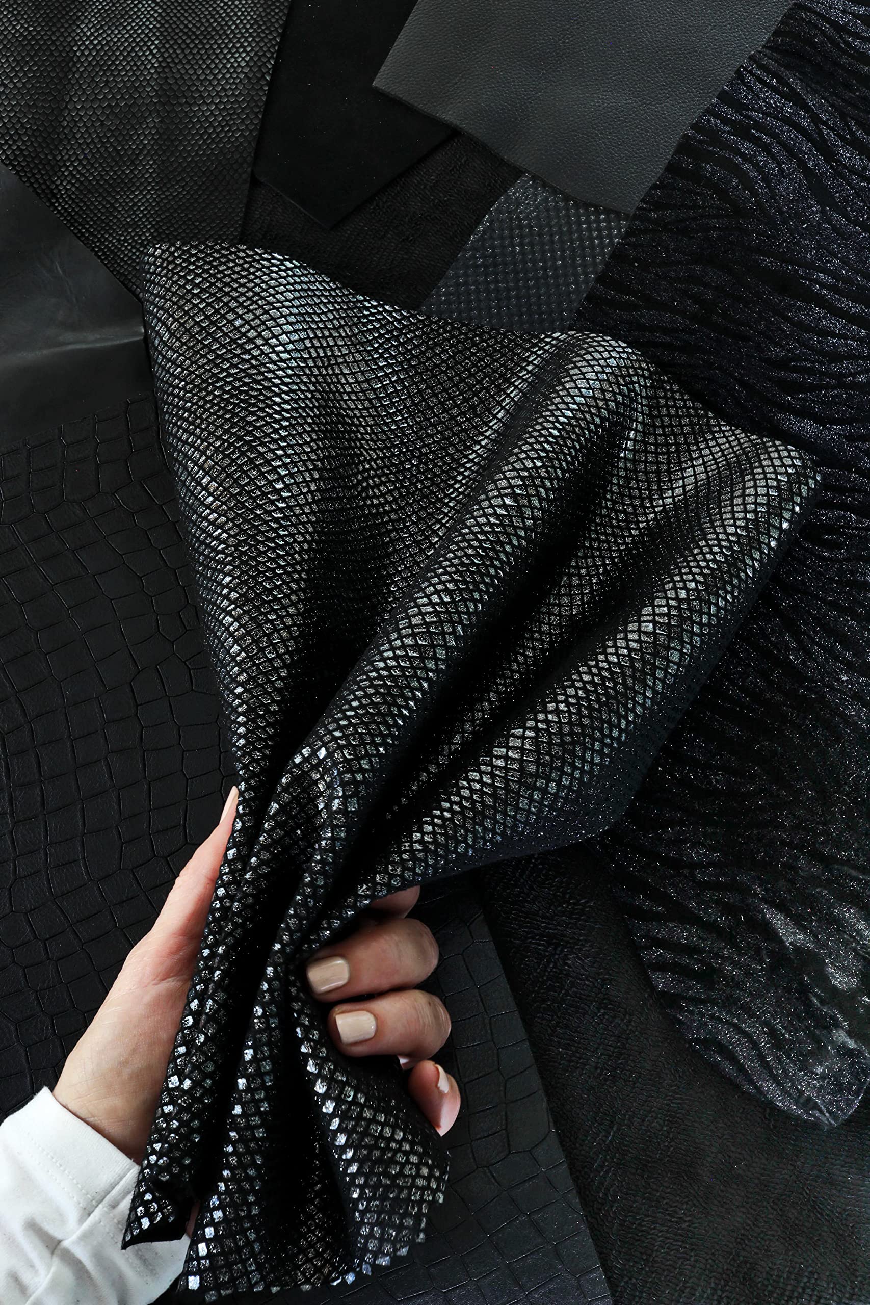 LA GARZARARA - Ritagli di Pelle Nero - Minimo 25x20 cm Massimo 40x40 cm - 1 kg - Selezione Casuale per Artigianato Cucito e Creazioni Handmade - Fantasie e Rifinitue Varie - LAG33