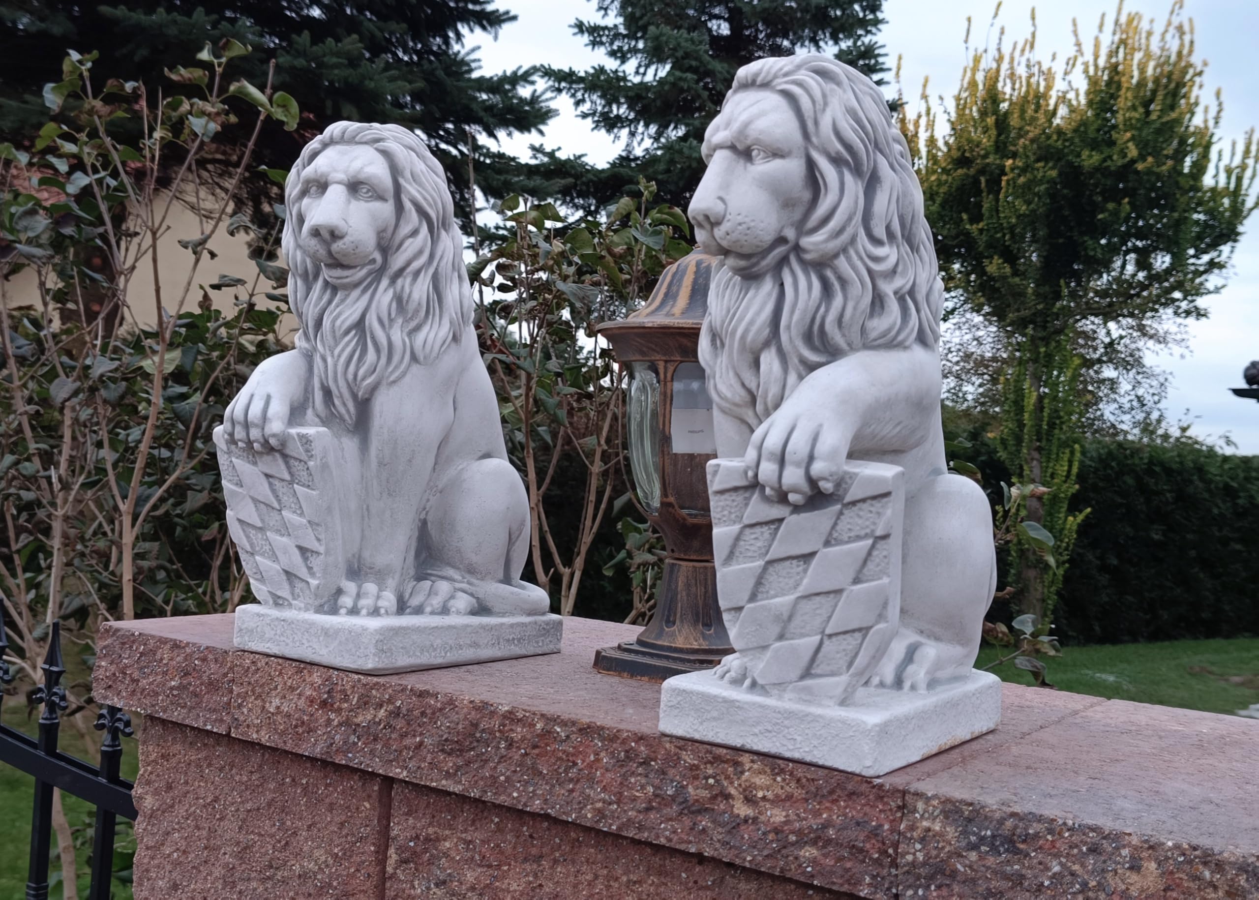 Set di due leoni, in pietra artificiale, statuette da giardino, ornamento, decorazione