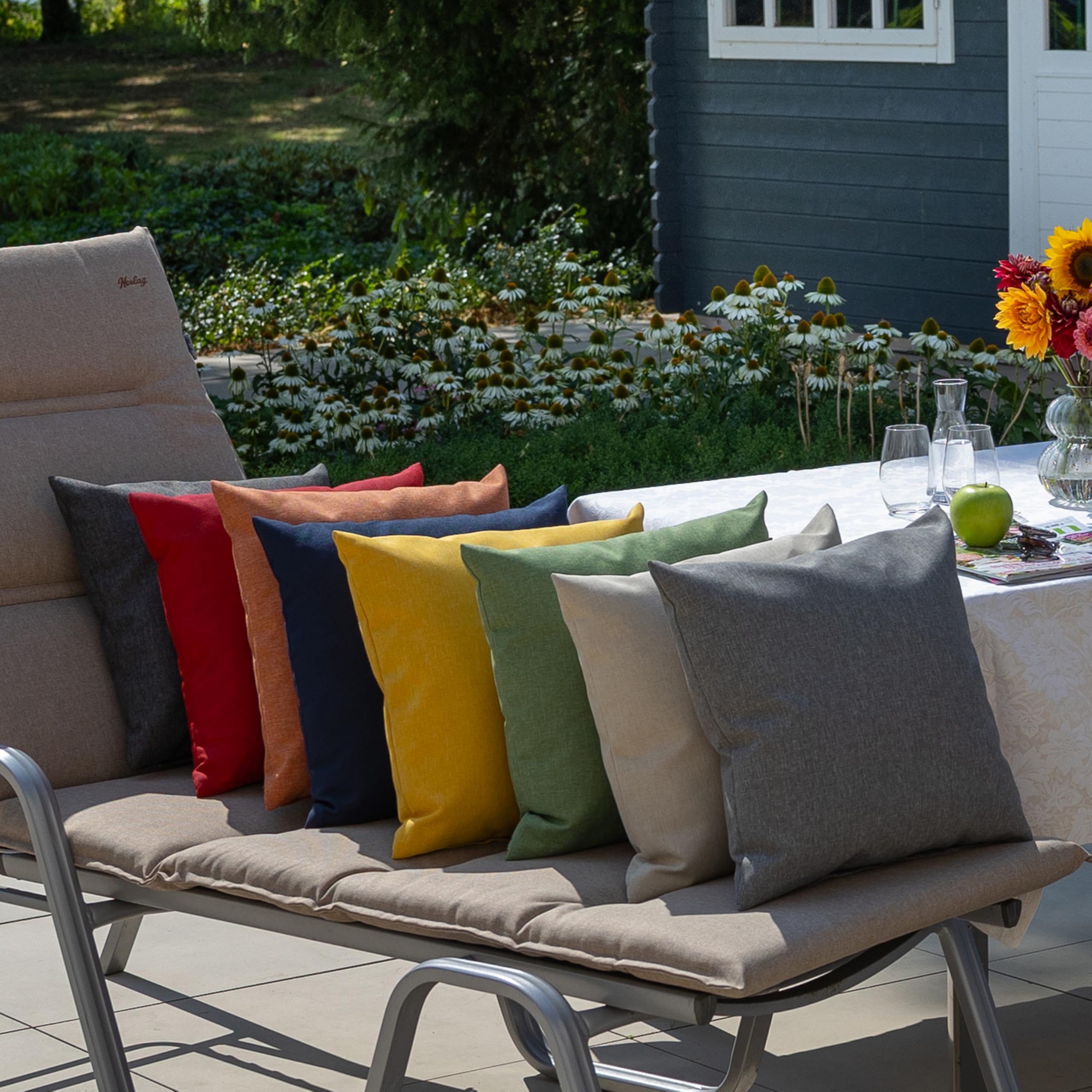 Herlag Sunny Outdoor Dekokissen 50x50cm – wetterfest & UV-beständig – waschbarer Bezug mit Reißverschluss – inkl. Innenkissen – Zierkissen für Balkon & Garten – Gartenkissen für draußen – Taupe
