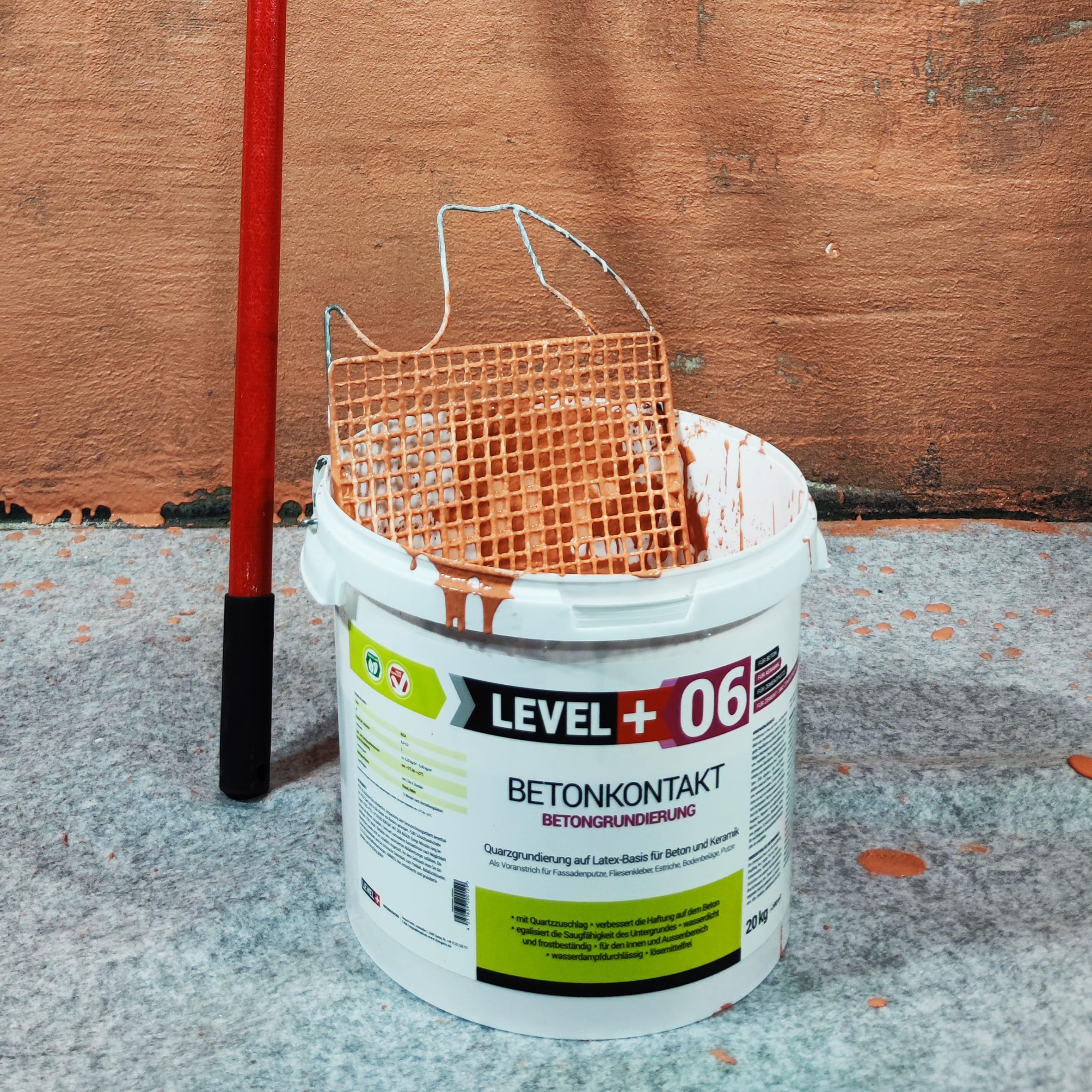 06 Betonkontakt Haftgrund mit Quarzsand für Beton & Keramik - Putzgrund und Haftbrücke für Innen & Außen - Grundierung für saugende und schwach saugende Untergründe - 20kg & Farbroller 25cm