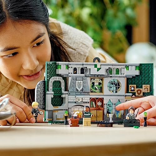 Miniatura 8 de LEGO 76410 Bandera de Slytherin de Harry Potter, habitación compartida con castillo de Hogwarts, juguete de viaje coleccionable con minifigura Draco