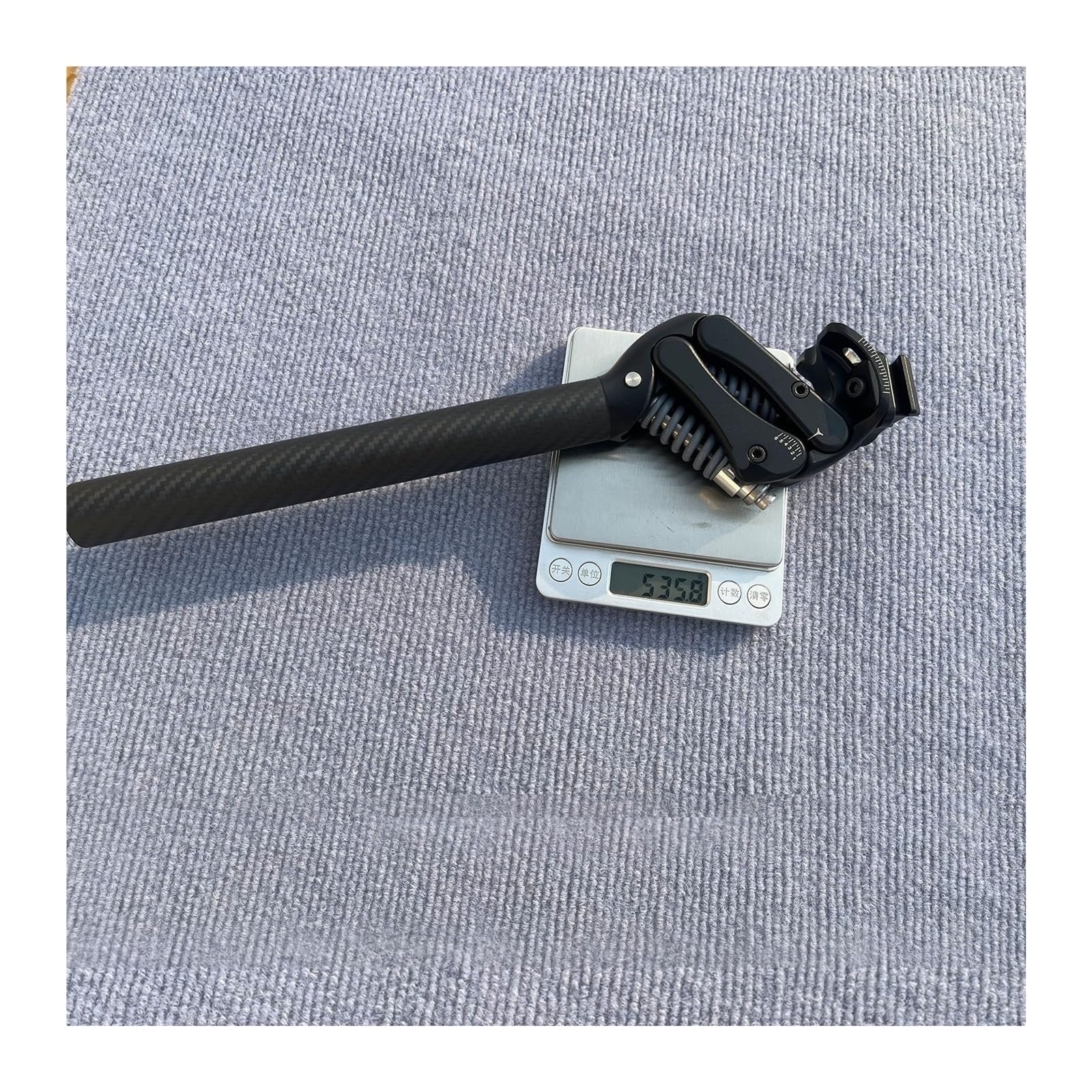 Reggisella for bicicletta con ammortizzatore a sospensione in fibra di carbonio