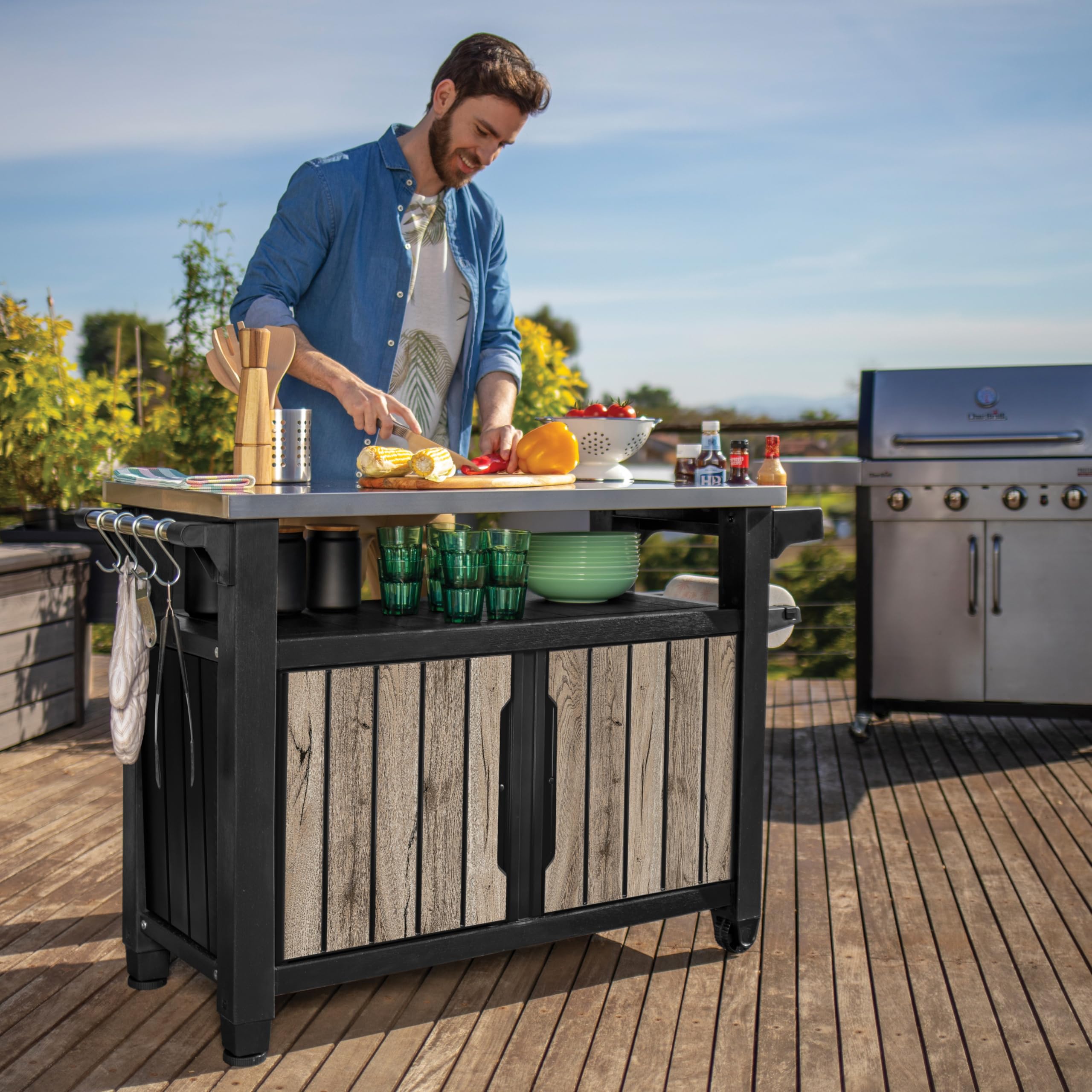 Keter Table de barbecue Unity XL | Table de service aspect bois de pin | 298 litres | avec plateau en acier inoxydable, portes, surface de rangement, suspensions, porte-rouleau d'essuie-tout de