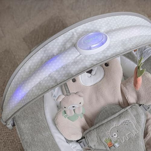 Miniatura 9 de Ingenuity InLighten - Asiento de columpio para bebé con barra de juguete iluminada y almohada de tiempo de barriga de oso - Nate, desde recién