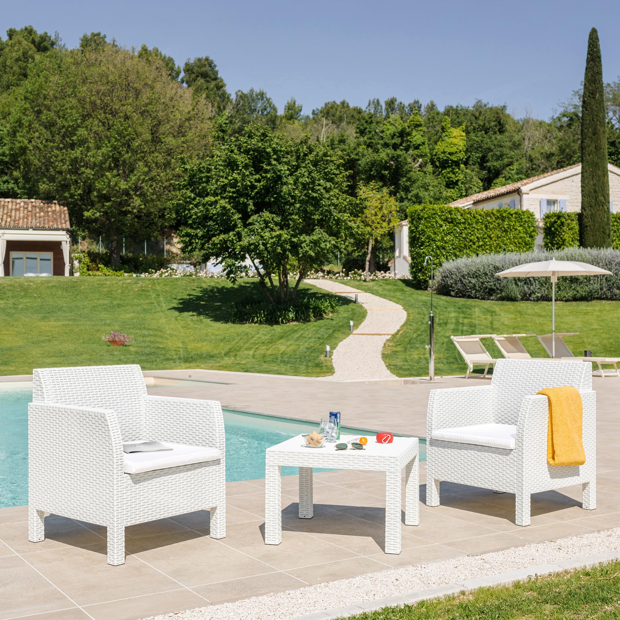 Toomax Juego de muebles de jardín Matilde con 2 sillones y mesa de centro, acabado efecto ratán, color blanco.