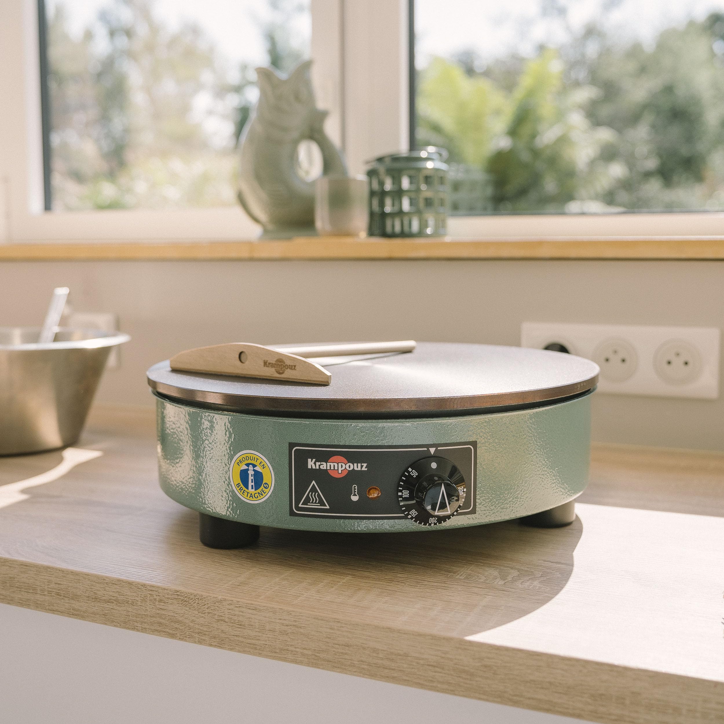 KRAMPOUZ Crêpière Électrique BILLIG - Plaque en Fonte Usinée Diamètre 35 cm - 220-240 Volts et 2500 Watts - Véritable Crêpière Traditionnelle Bretonne Familiale - Fabriquée en France - Réf CEBPA3AO-KR