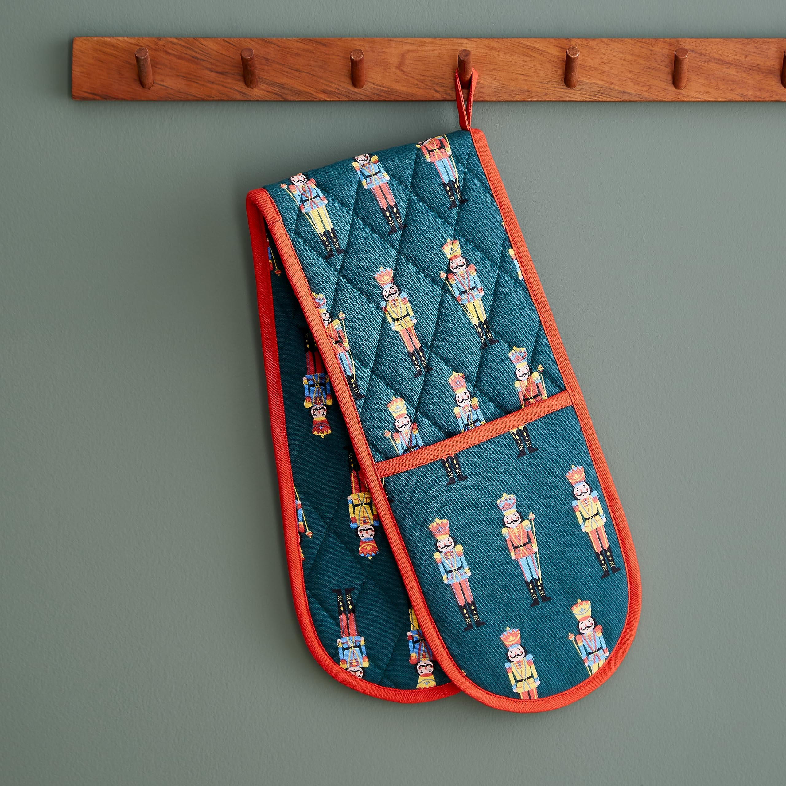 Catherine Lansfield Kitchen Christmas Nutcracker Cotton Double Oven Glove Green