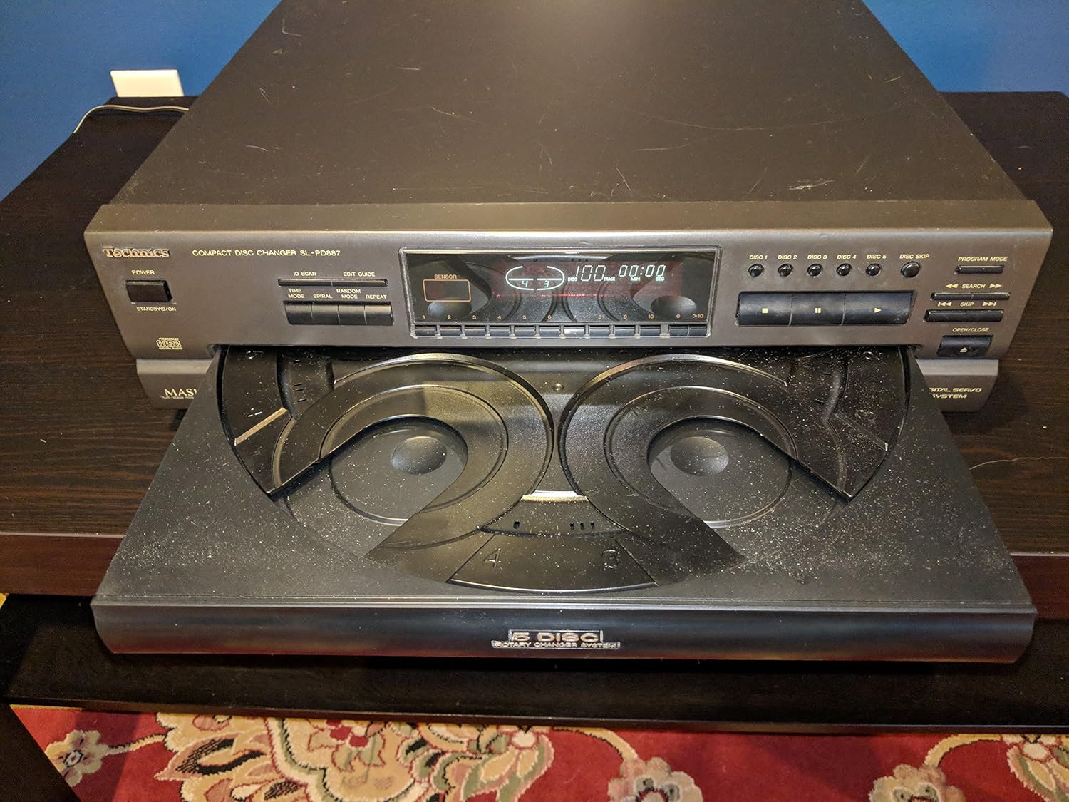 Front view of Technics SL-PD887 CD Player with 5-disc rotary tray open