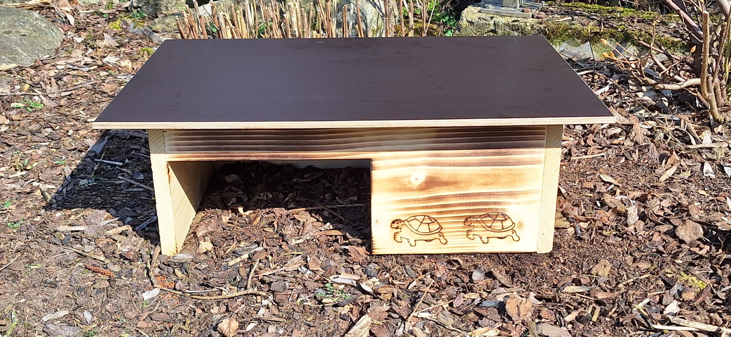 Maison de tortue de qualité supérieure (SH11) en bois massif de 20 mm - Résistante aux intempéries avec fond et porte - Ventilation réglable - Enclos pour tortues - Enclos pour tortues