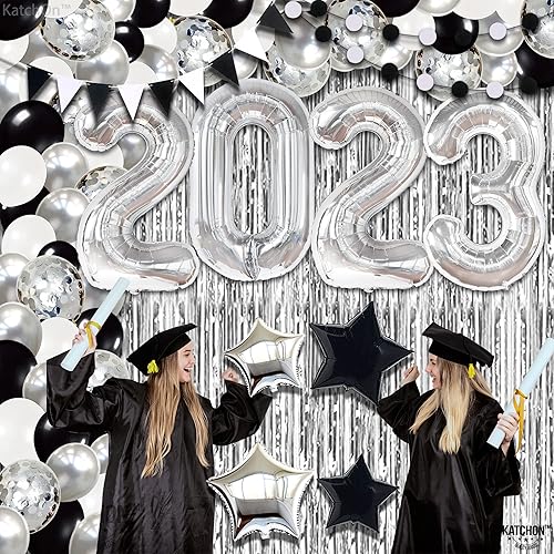 Miniatura 3 de KatchOn, Juego de decoraciones de fiesta de graduación en negro y plateado 2023, paquete enorme de 155, kit de arco de globos de graduación |