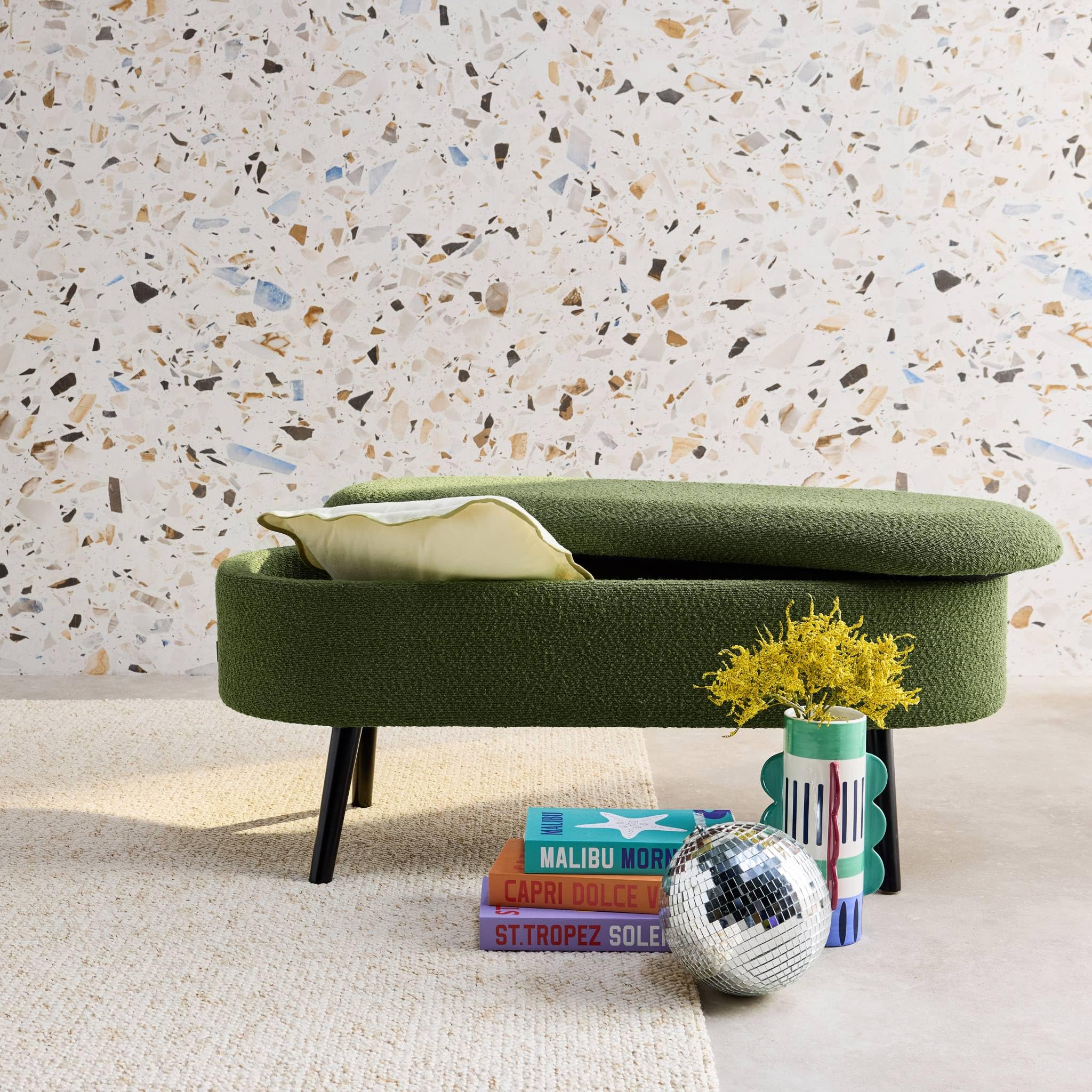 sweeek - Banc Coffre. Bout de lit avec revêtement Bouclette texturée. Kaki. Pieds en Bois Noir. L 112 x 44 x 50cm