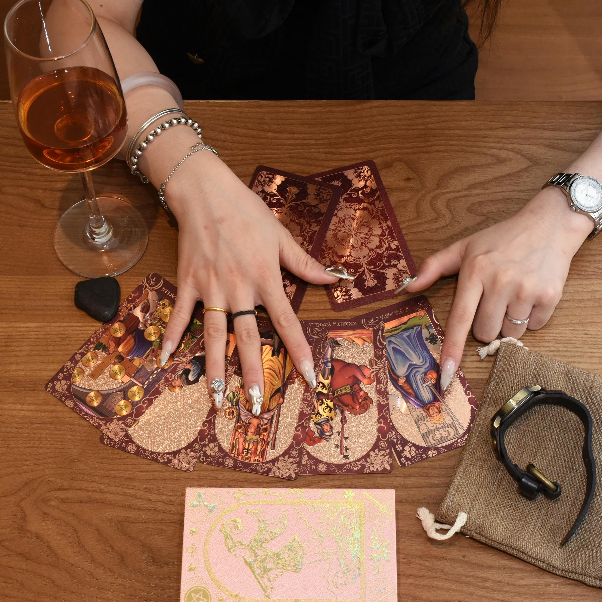 YIMINGOUFEI Baraja de Tarot de Papel de Aluminio Rojo Vino Inglés, 78 Cartas + 2 Tarjetas de Colección, con 36 Páginas de Guía de Color Inglés, Impresión Holográfica Esmerilada de PVC — view 9