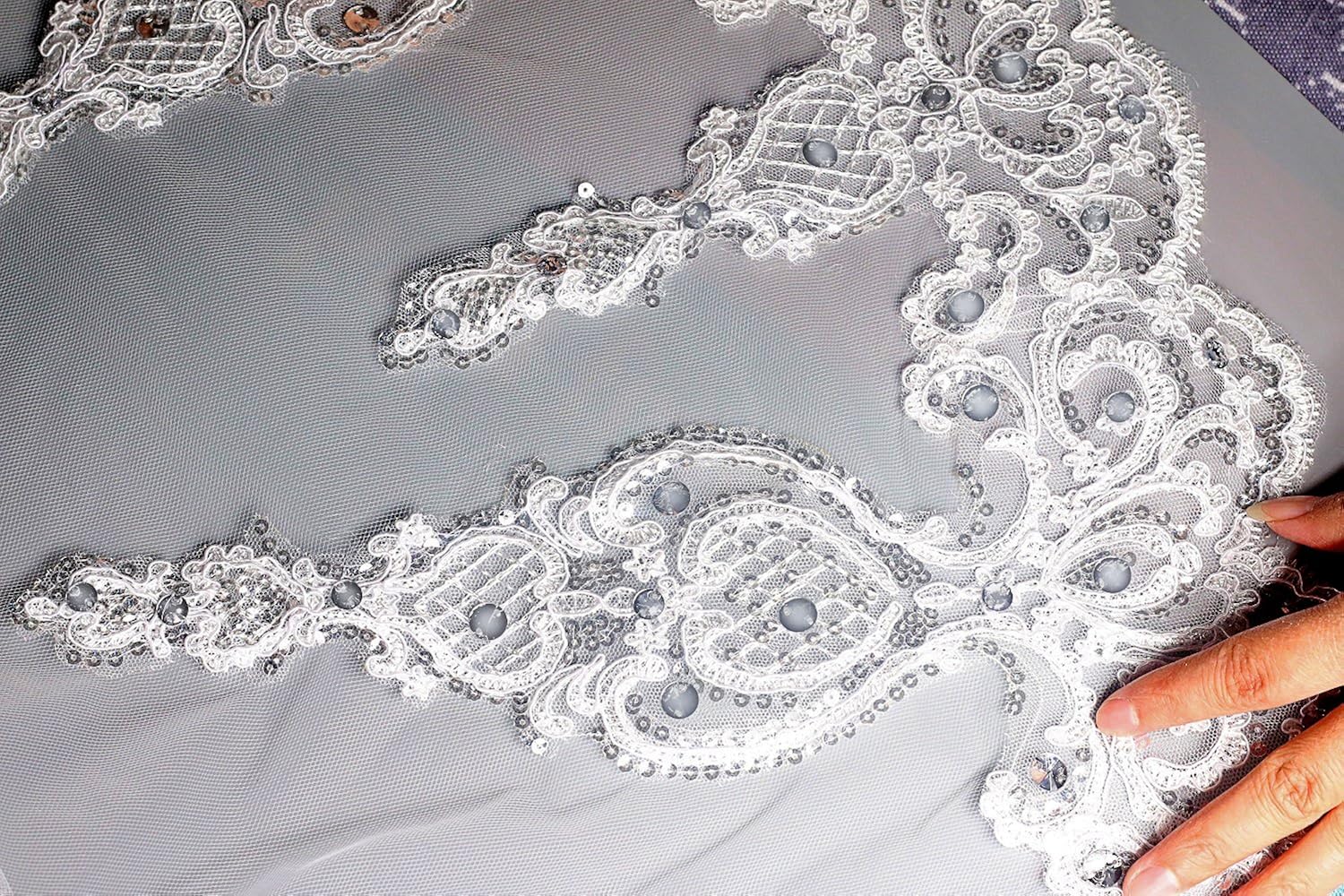 Miniatura 2 de ElieHouse Women 2 Tier Cathedral Sequin Lace Wedding Bridal Veil With Metal Comb