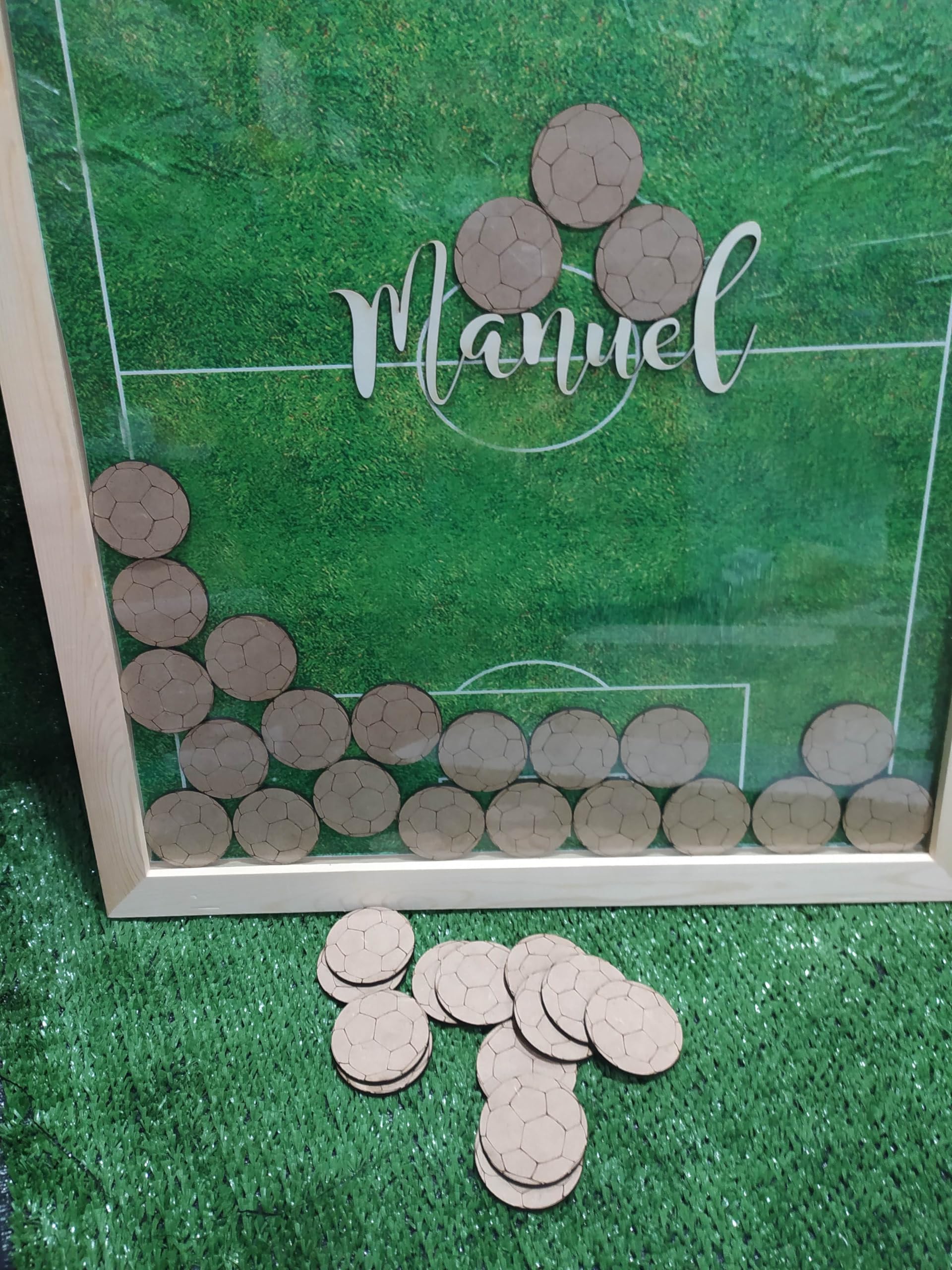 Cuadro de firmas Campo de fútbol Tipo Hucha para comunion, cumpleaños etc Totalmente Personalizado para la cantidad de fichas Que se necesite para el Evento