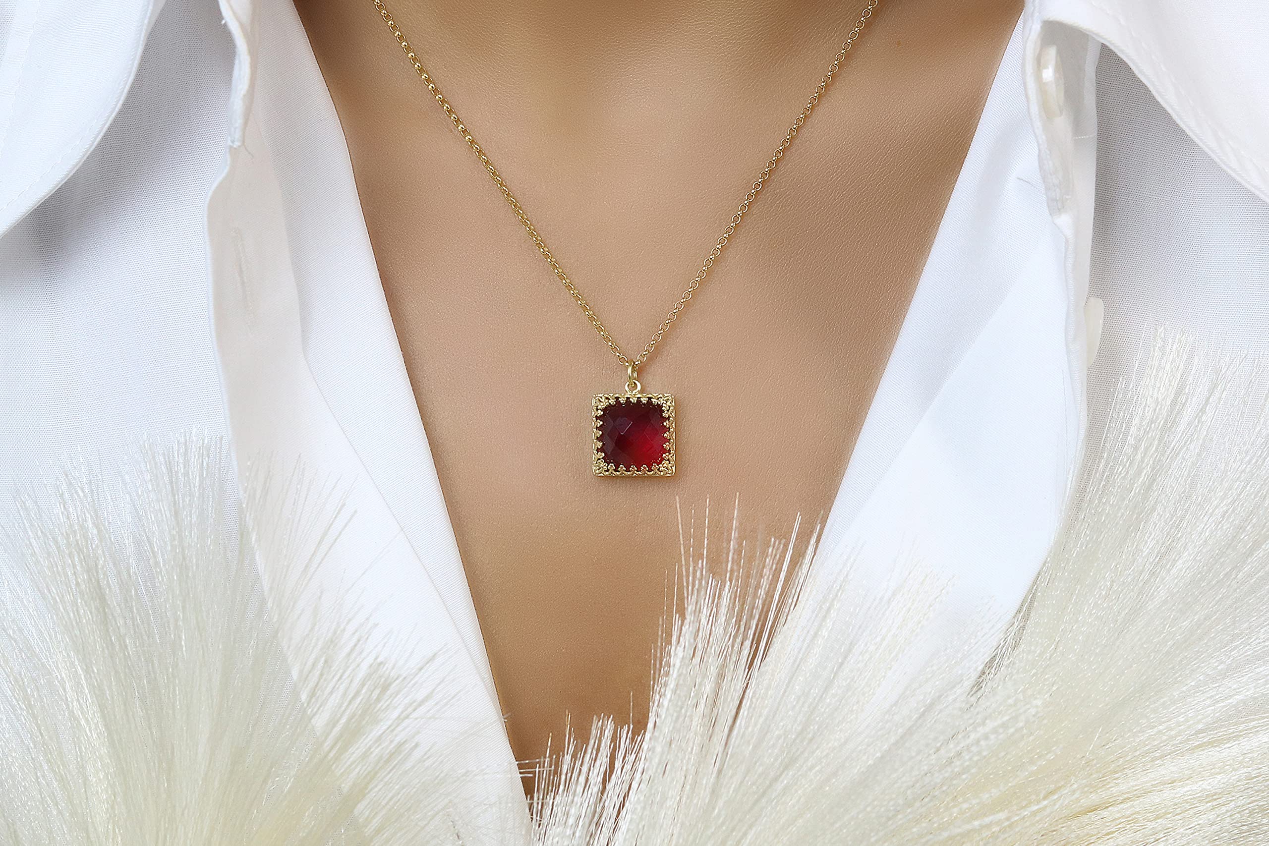 Radiosa Collana in Pietra Gemma di Granato - Elegante Rosso, Collana con Ciondolo di Taglio Quadrato - Bene Inciso Gennaio Pietra di Compleanno Collana per Donne - Chic Gioielli di Fascino alla Moda