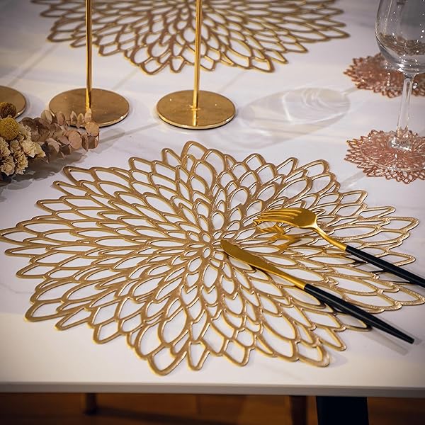 Chic Round Dining Table Decor Ideas That Work 9 Metallic Gold Leaf-Patterned Placemats
