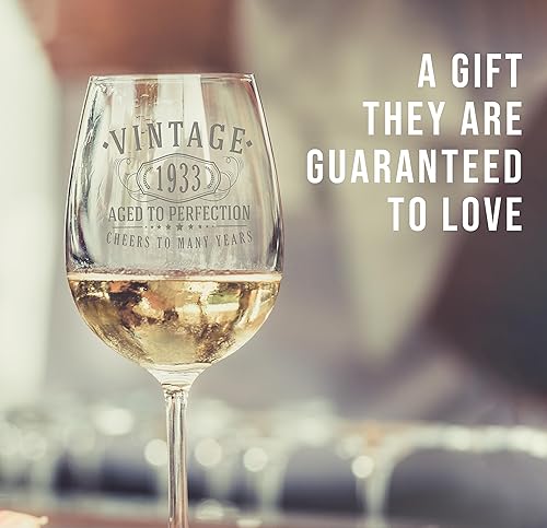 Miniatura 111 de Spotted Dog Company Copa de vino grabada vintage de 16 onzas con tallo de 16 onzas – Regalos de cumpleaños 82 para mujeres – Saludos a 82 años
