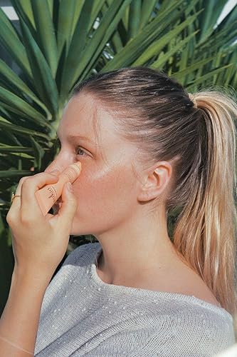 Miniatura 6 de Sukin Gel iluminador para ojos iluminador con café verde y ciruela Kakadu, 0.5 onzas