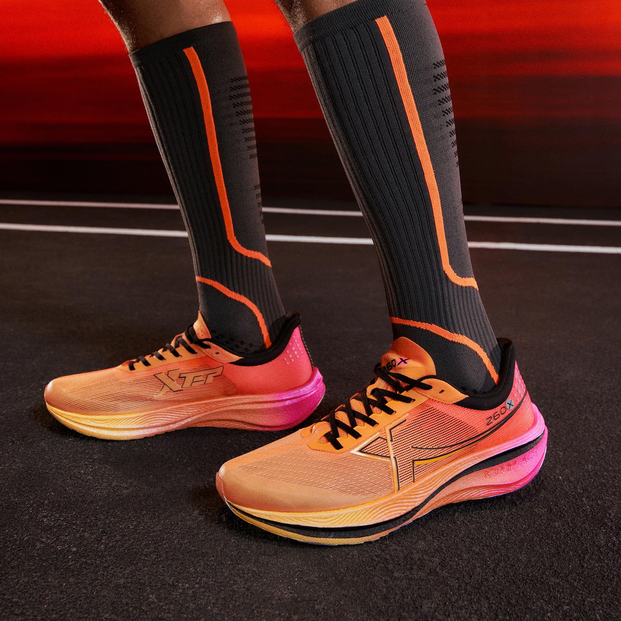 XTEP Scarpe da Corsa Uomo 260X, Scarpe da Maratona Aggiornate con 85% Ammortizzazione, Allenamento di Corsa con Placca di Carbonio Leggera, Respiranti e Antiscivolo